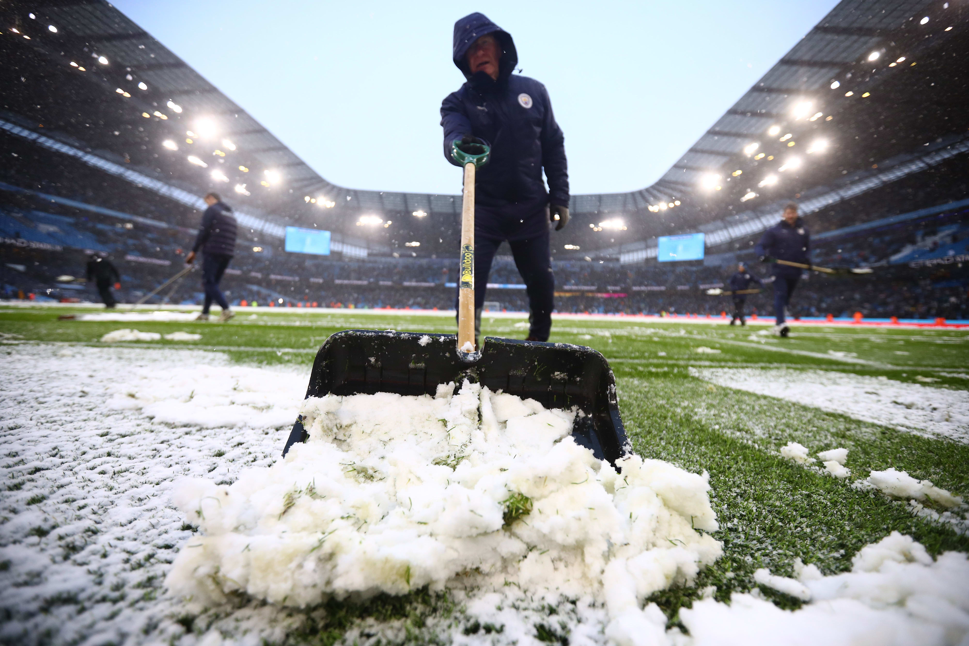 פינוי שלג במגרשה של מנצ'סטר סיטי