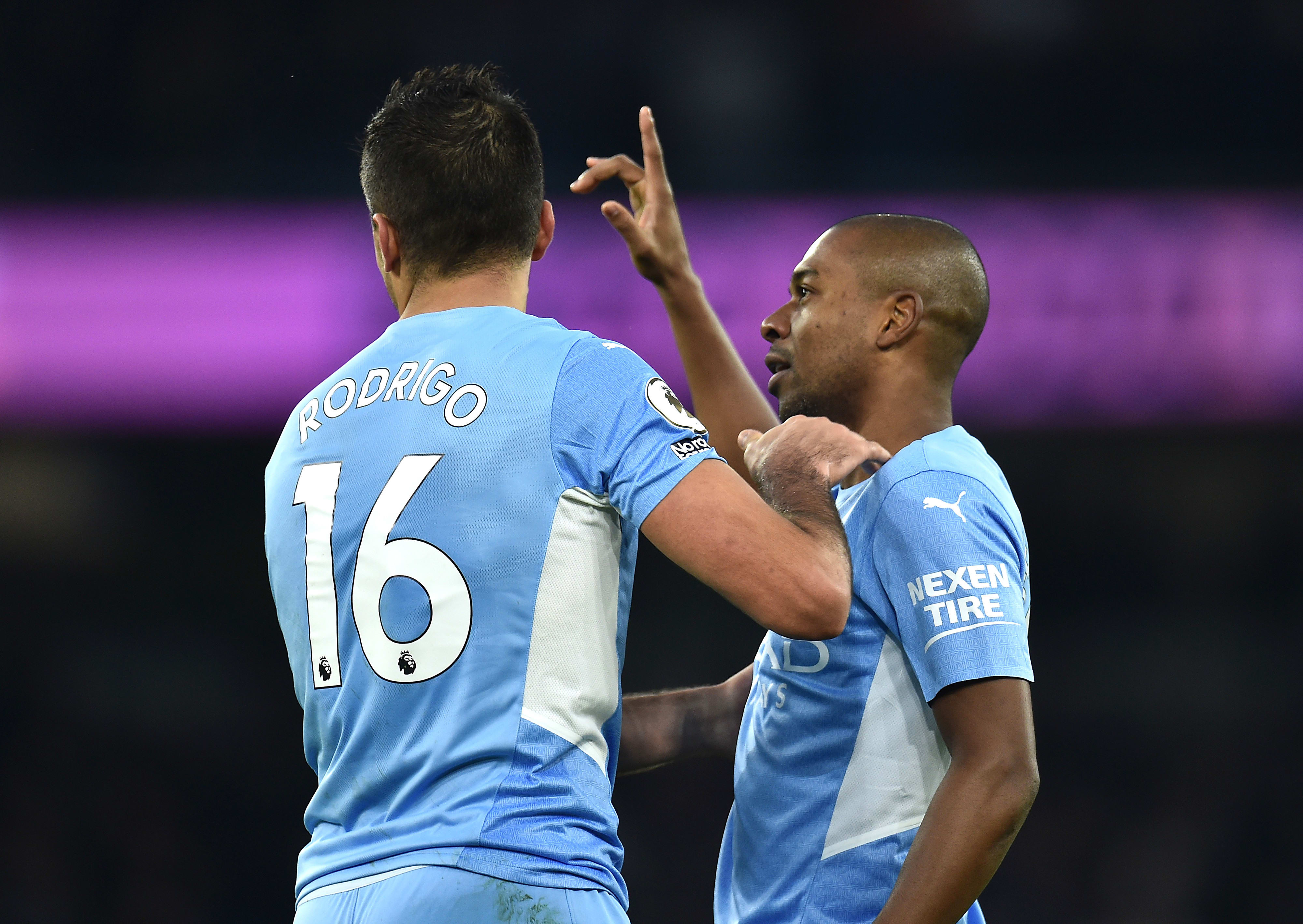 פרננדיניו שחקן מנצ'סטר סיטי חוגג שער