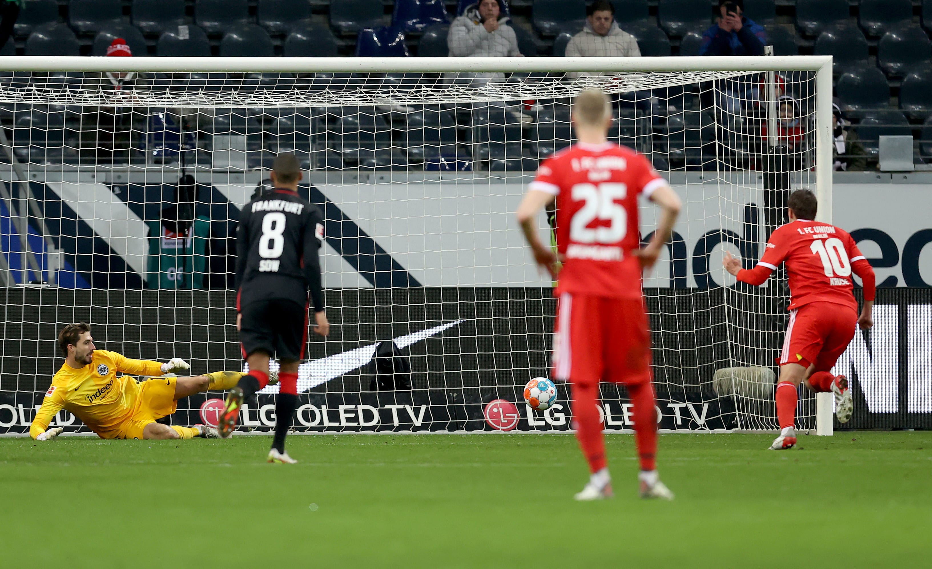 שחקן אוניון ברלין מקס קרוזה בועט פנדל נגד איינטרכט פרנקפורט