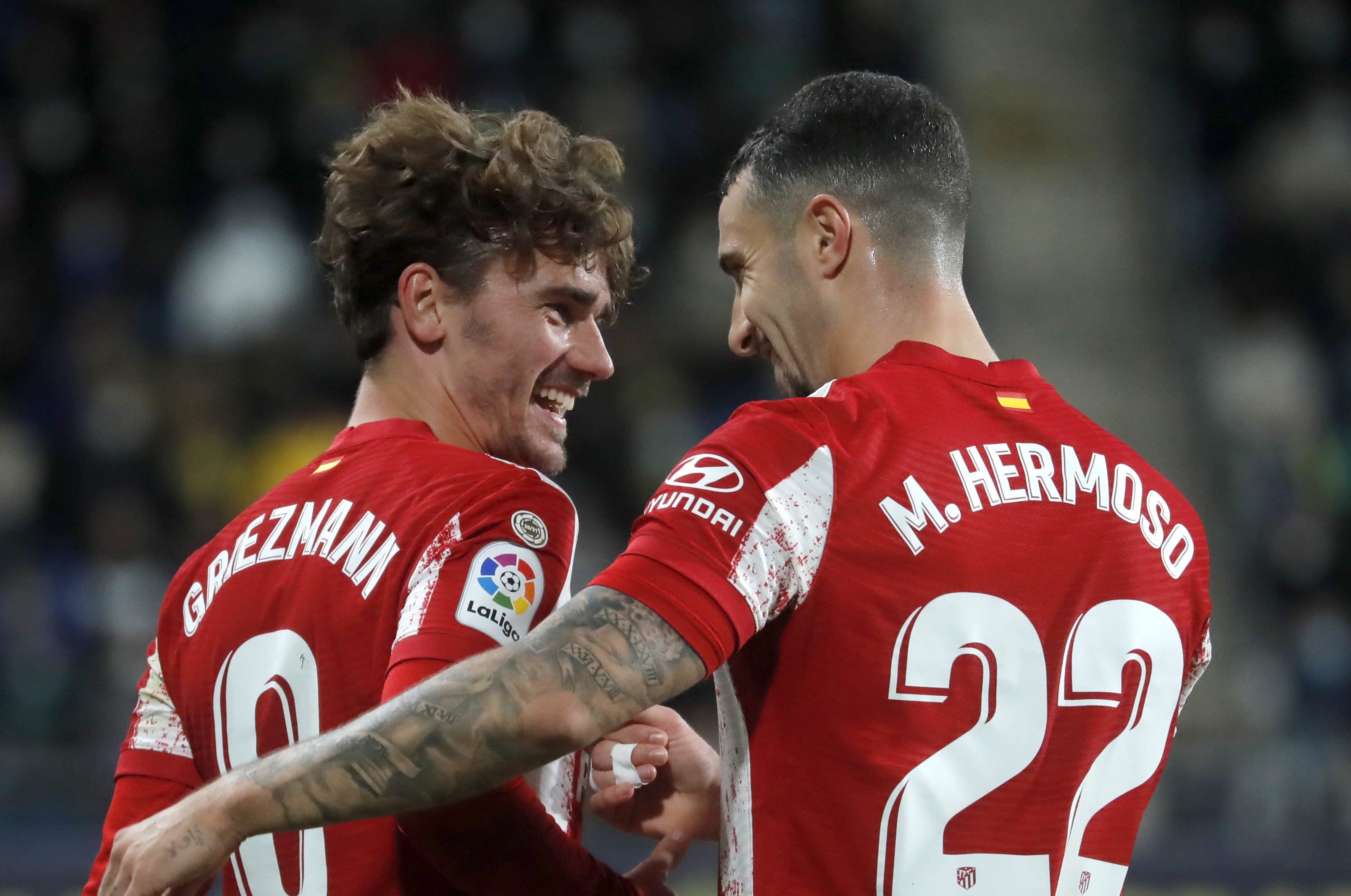 מריו הרמוסו עם אנטואן גריזמן שחקני אתלטיקו מדריד