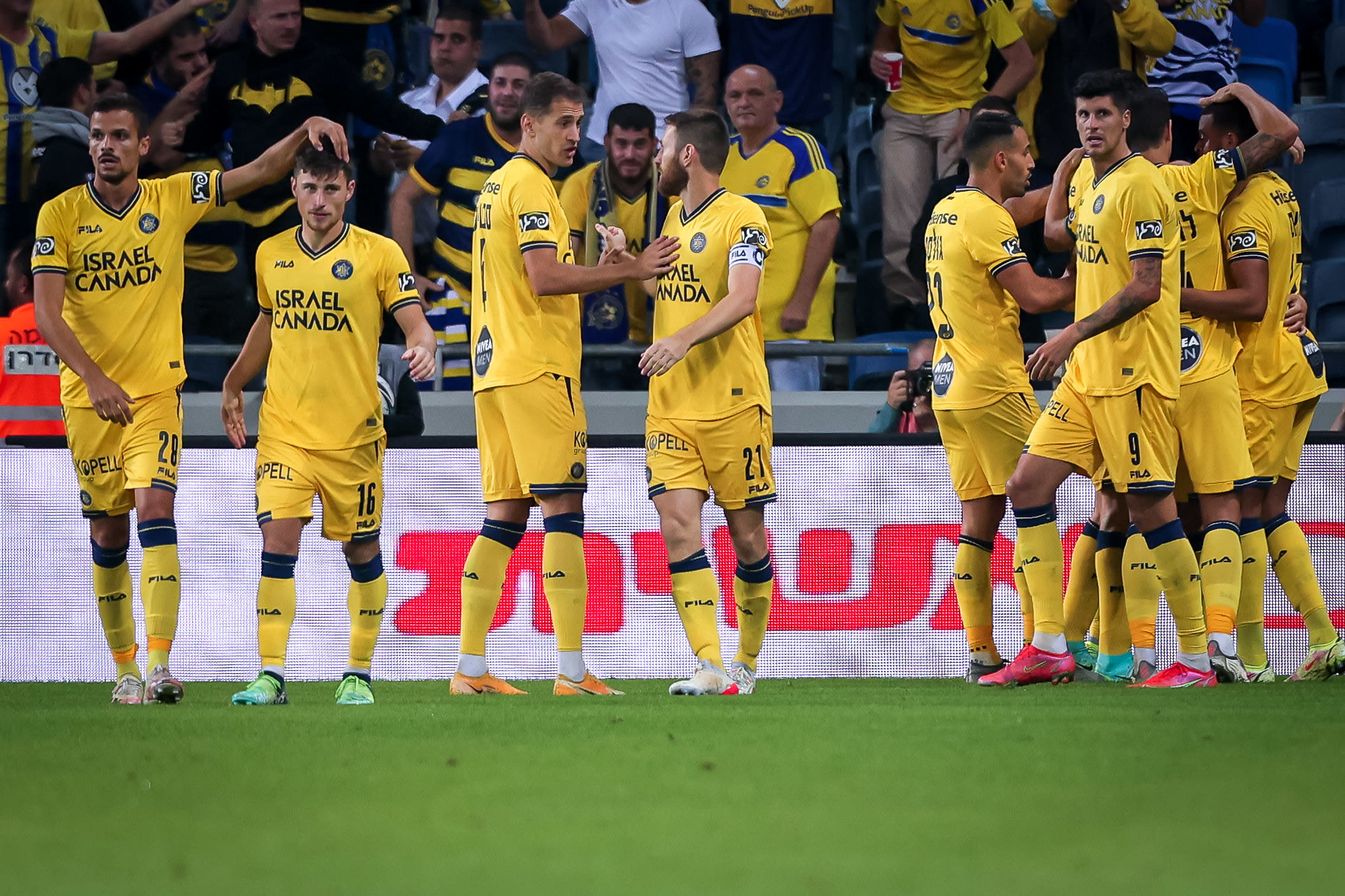 שחקני מכבי תל אביב חוגגים