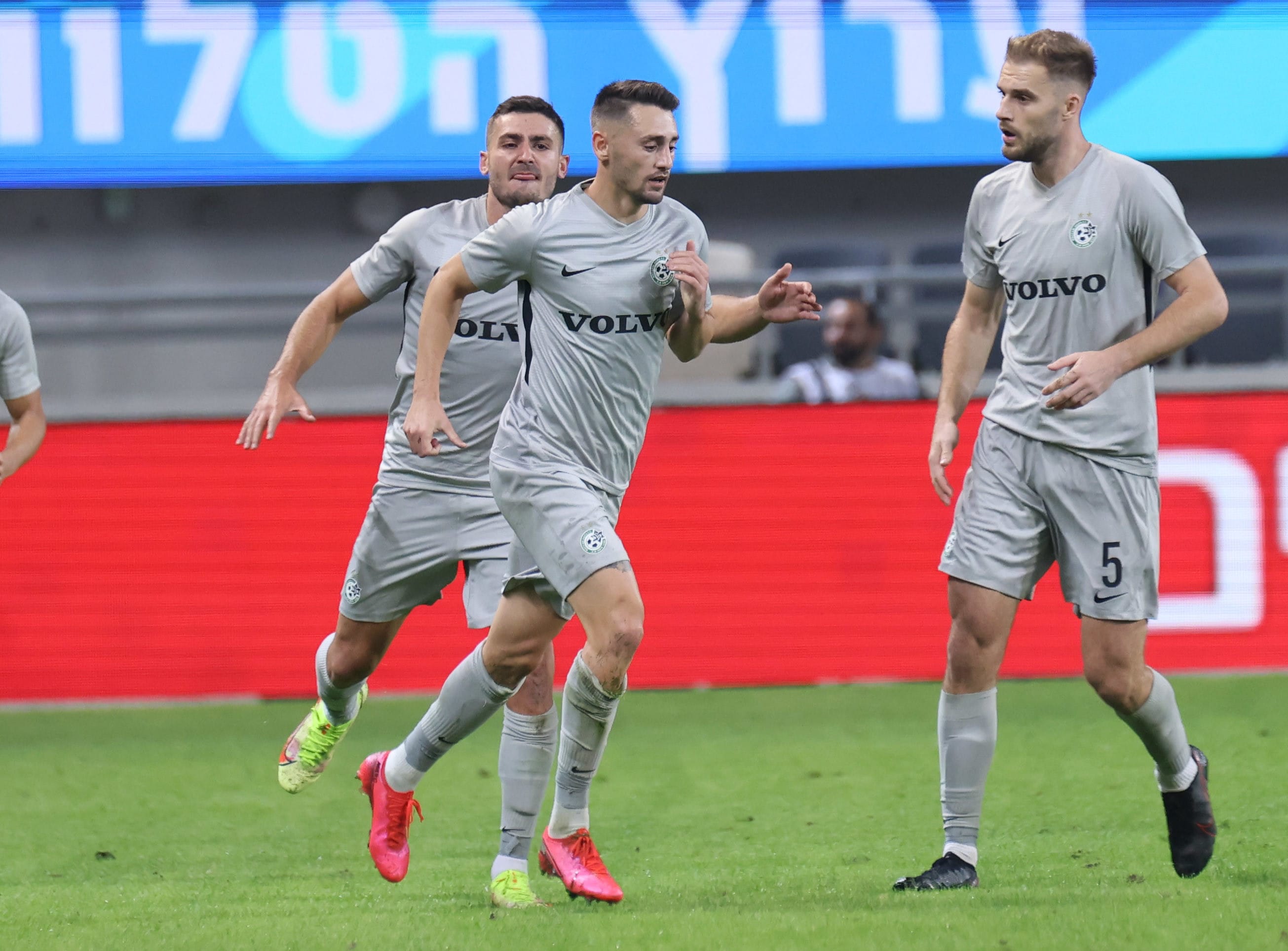 עומר אצילי שחקן מכבי חיפה עם בוגדן פלאניץ'