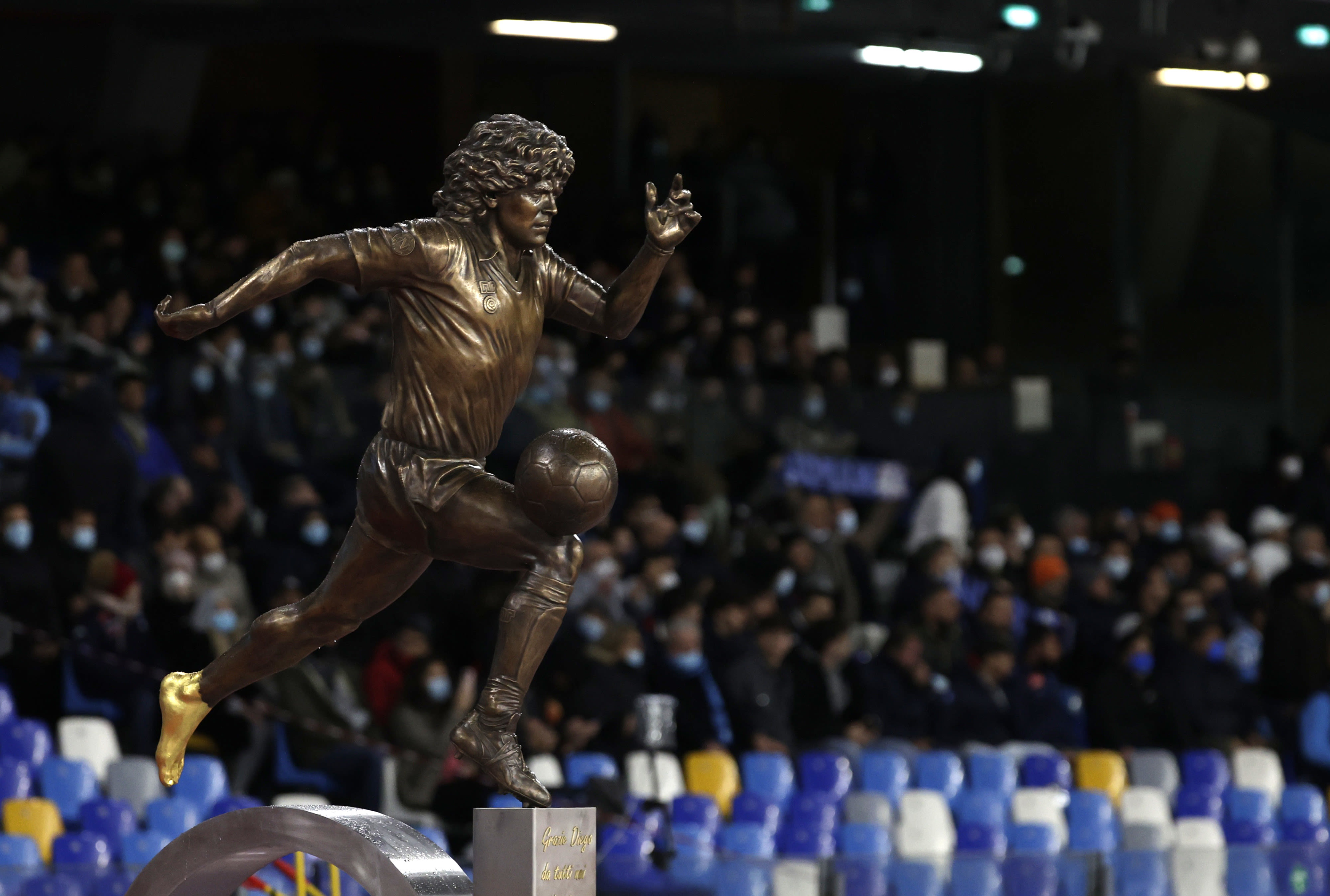 פסל של דייגו מראדונה באצטדיון של נאפולי