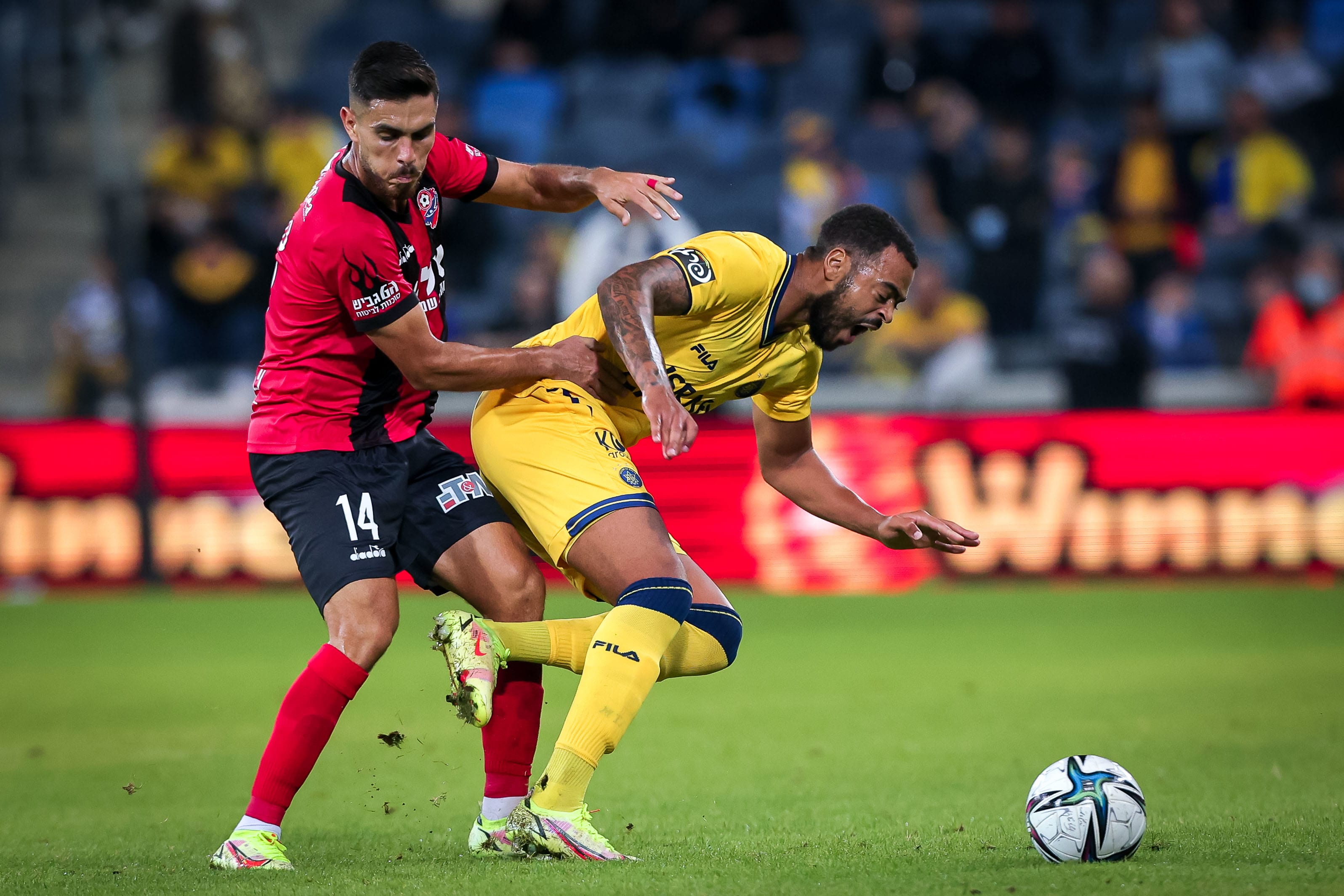 שחקן הפועל חיפה חנן ממן מול שחקן מכבי תל אביב ברנדלי קובאס
