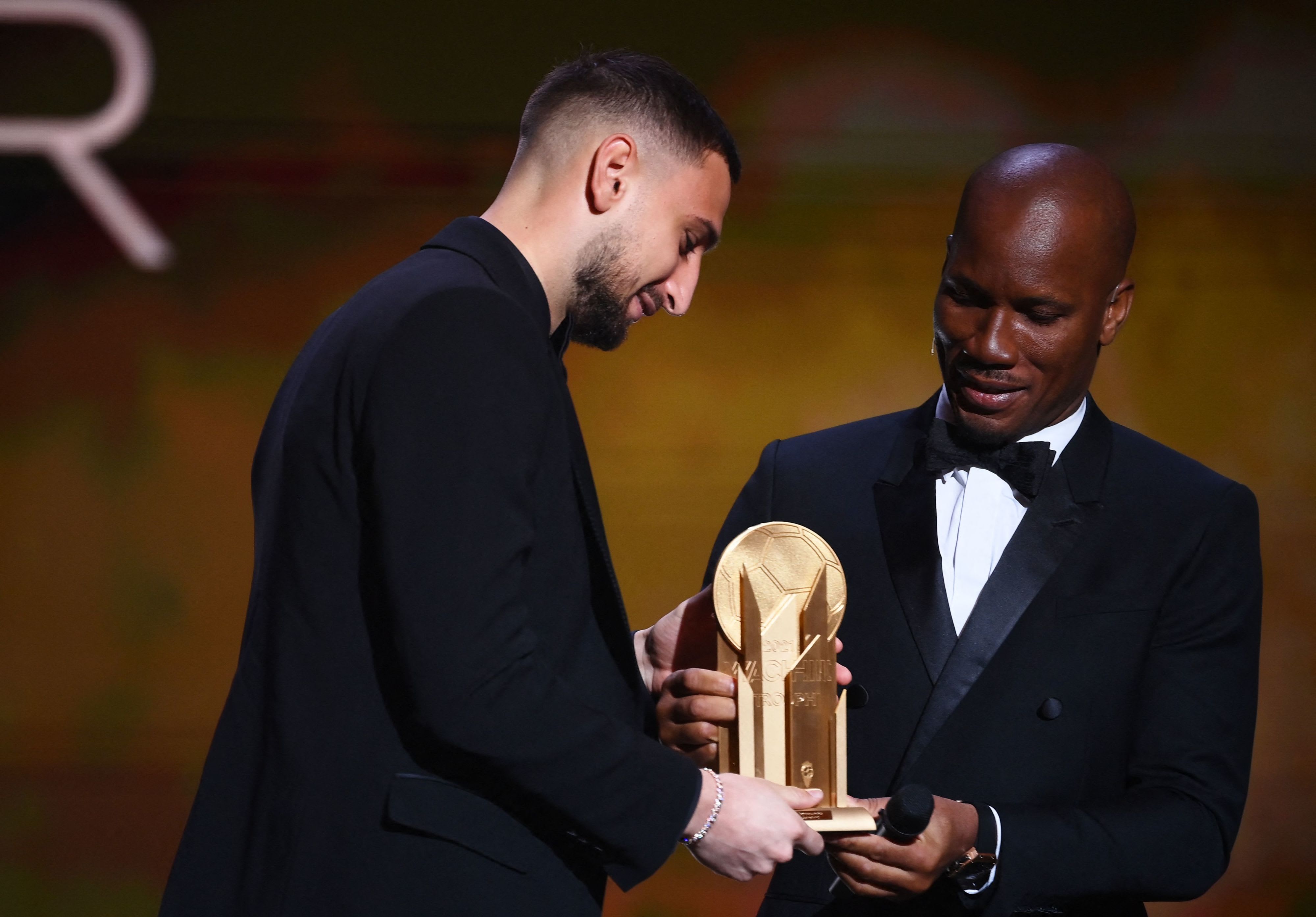 דידייה דרוגבה מעניק לשוער ג'אנלואיג'י דונארומה את פרס שוער השנה בטקס כדור הזהב 2021