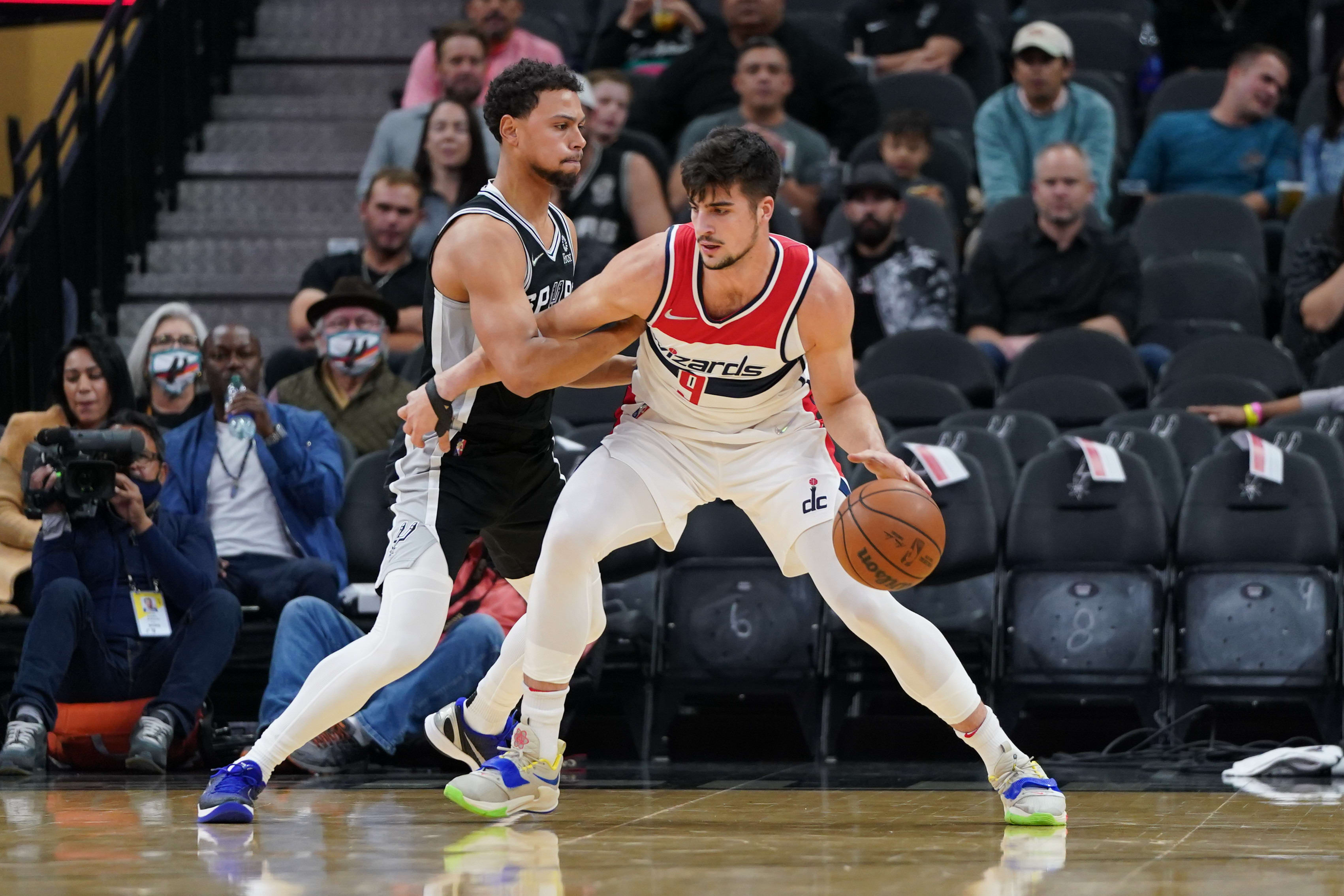 שחקן וושינגטון וויזארדס דני אבדיה מול שחקן סן אנטוניו ספרס ברין פורבס