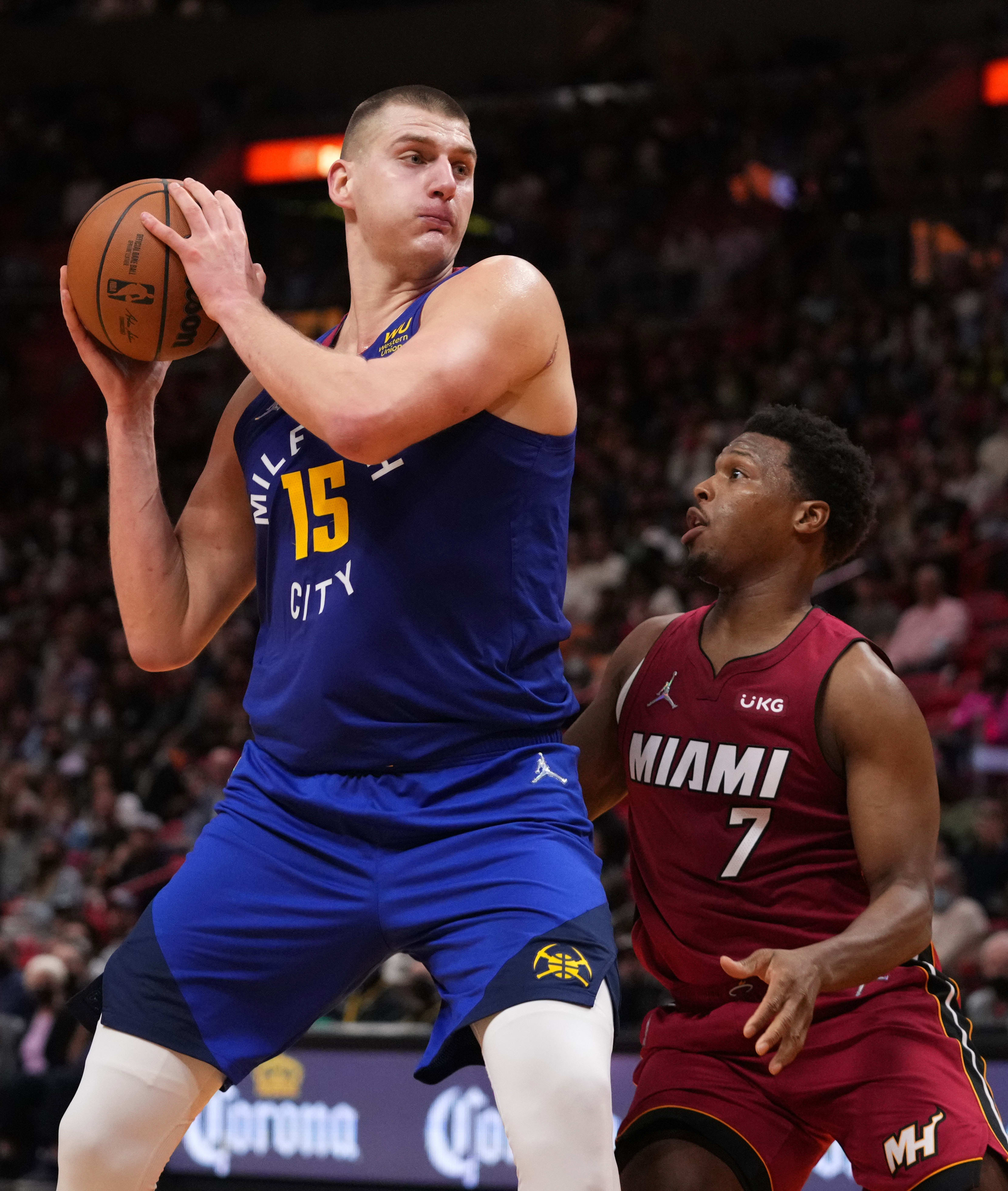 שחקן דנבר נאגטס ניקולה יוקיץ' מול שחקן מיאמי היט קייל לאורי