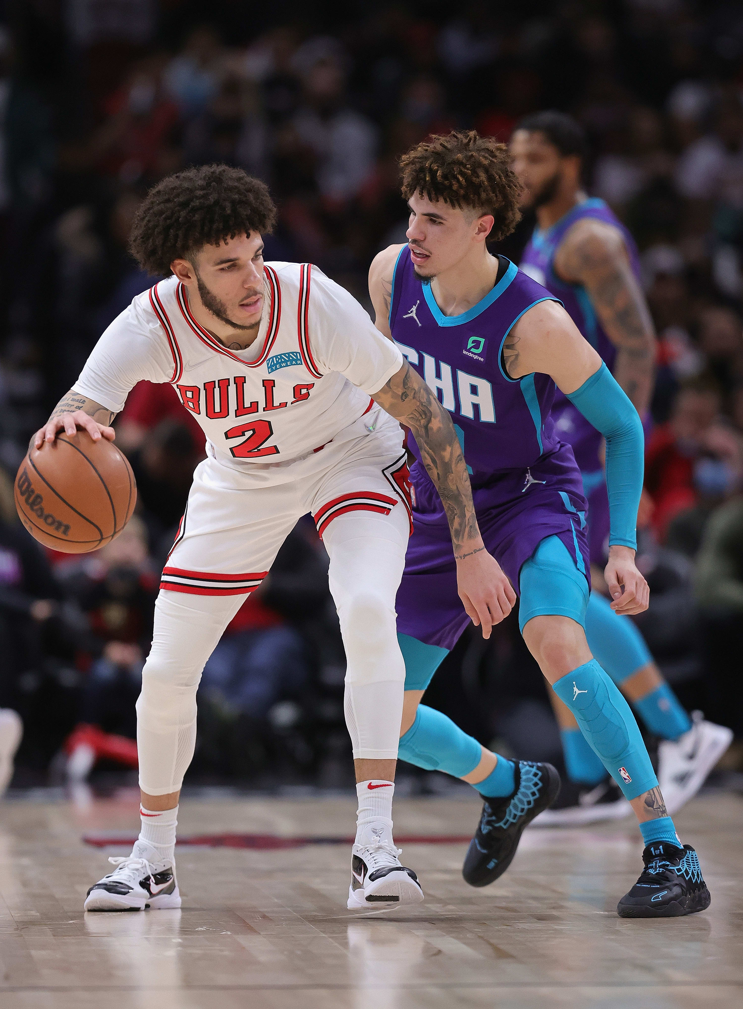 שחקן שיקגו בולס לונזו בול מול שחקן שארלוט הורנטס לאמלו בול