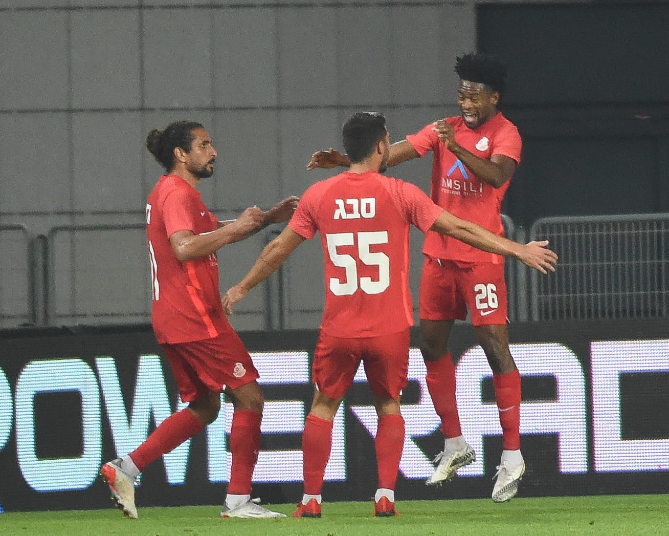 שחקני מ.ס. אשדוד חוגגים עם זקריה מוגיס (מימין)