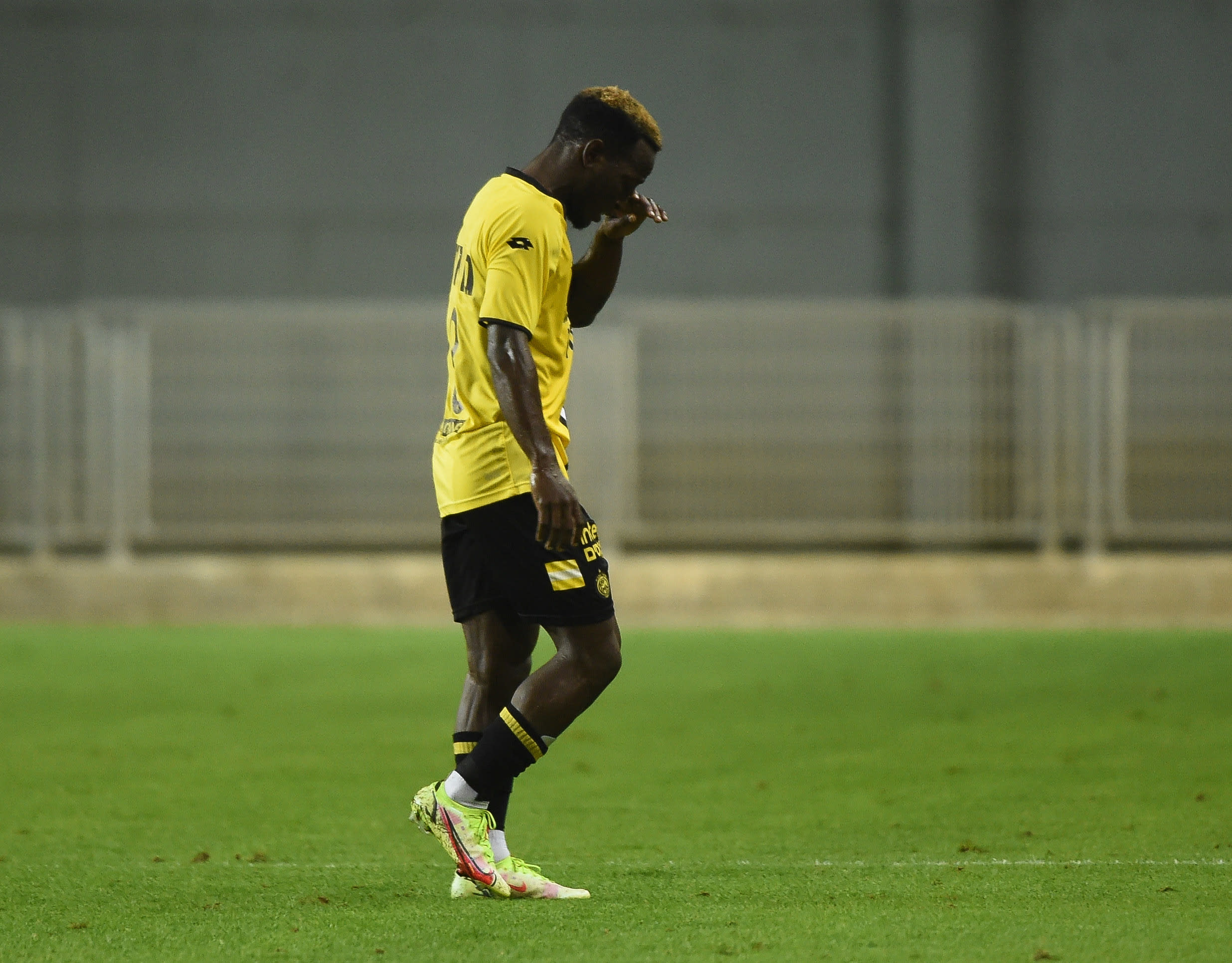 פארפה גיאגון שחקן מכבי נתניה לאחר הרחקתו