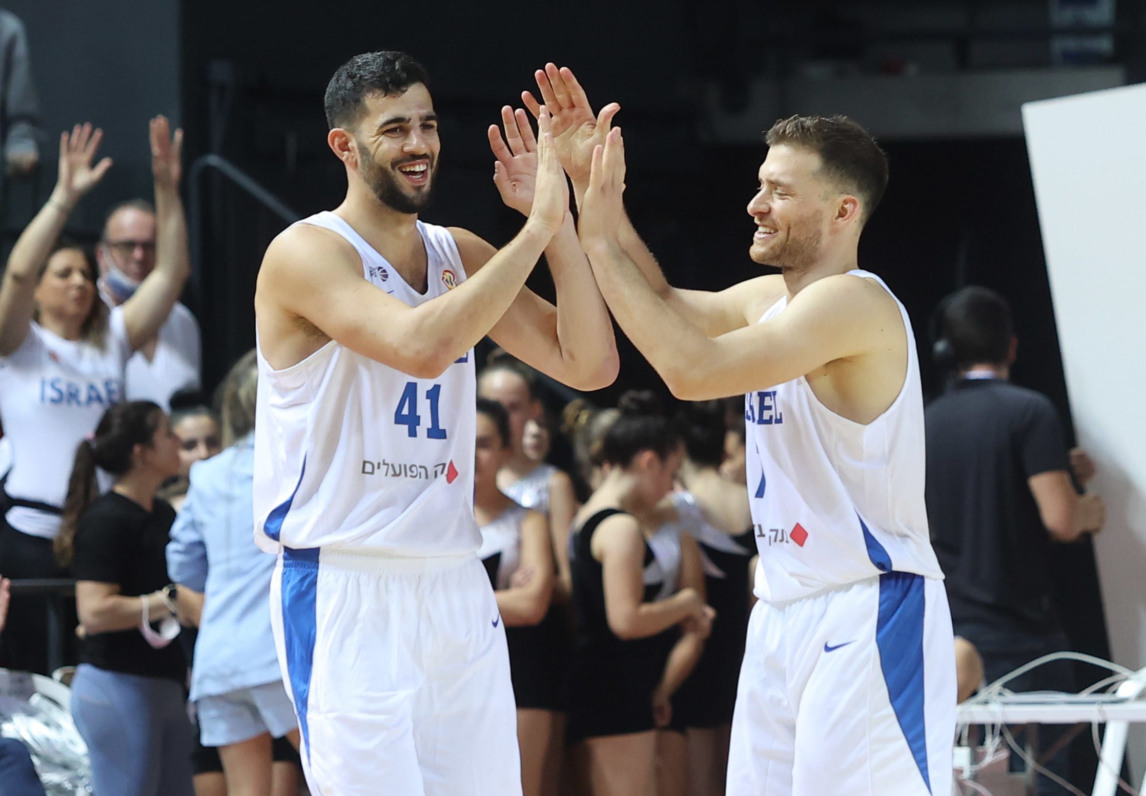 גל מקל עם תומר גינת שחקני נבחרת ישראח