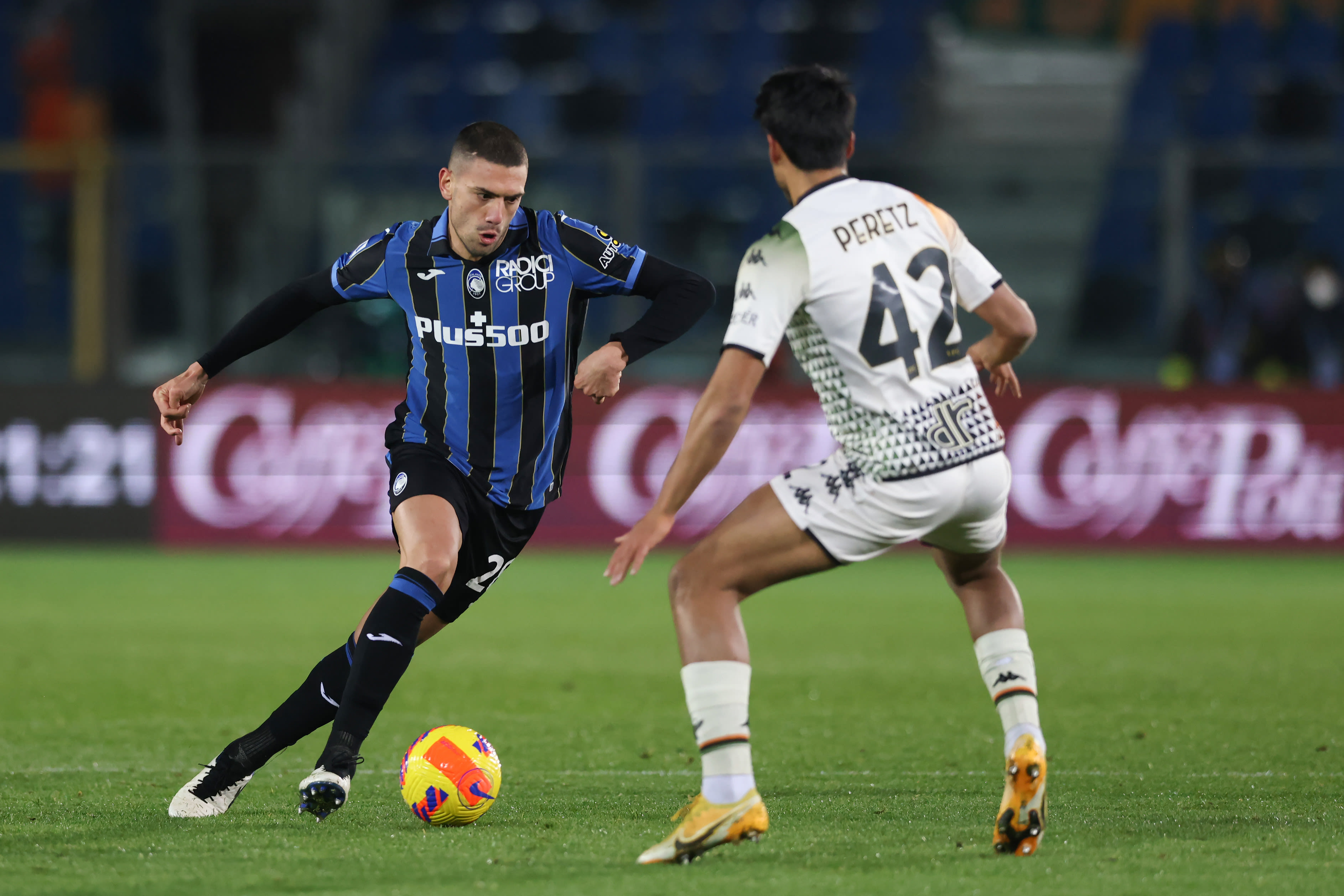 מריח דמירל שחקן אטאלנטה מול דור פרץ שחקן ונציה