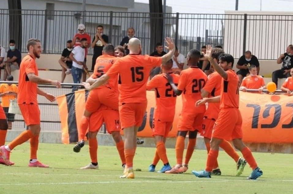 שחקני הפועל כפר שלם חוגגים עם אוהד קדוסי (מימין)