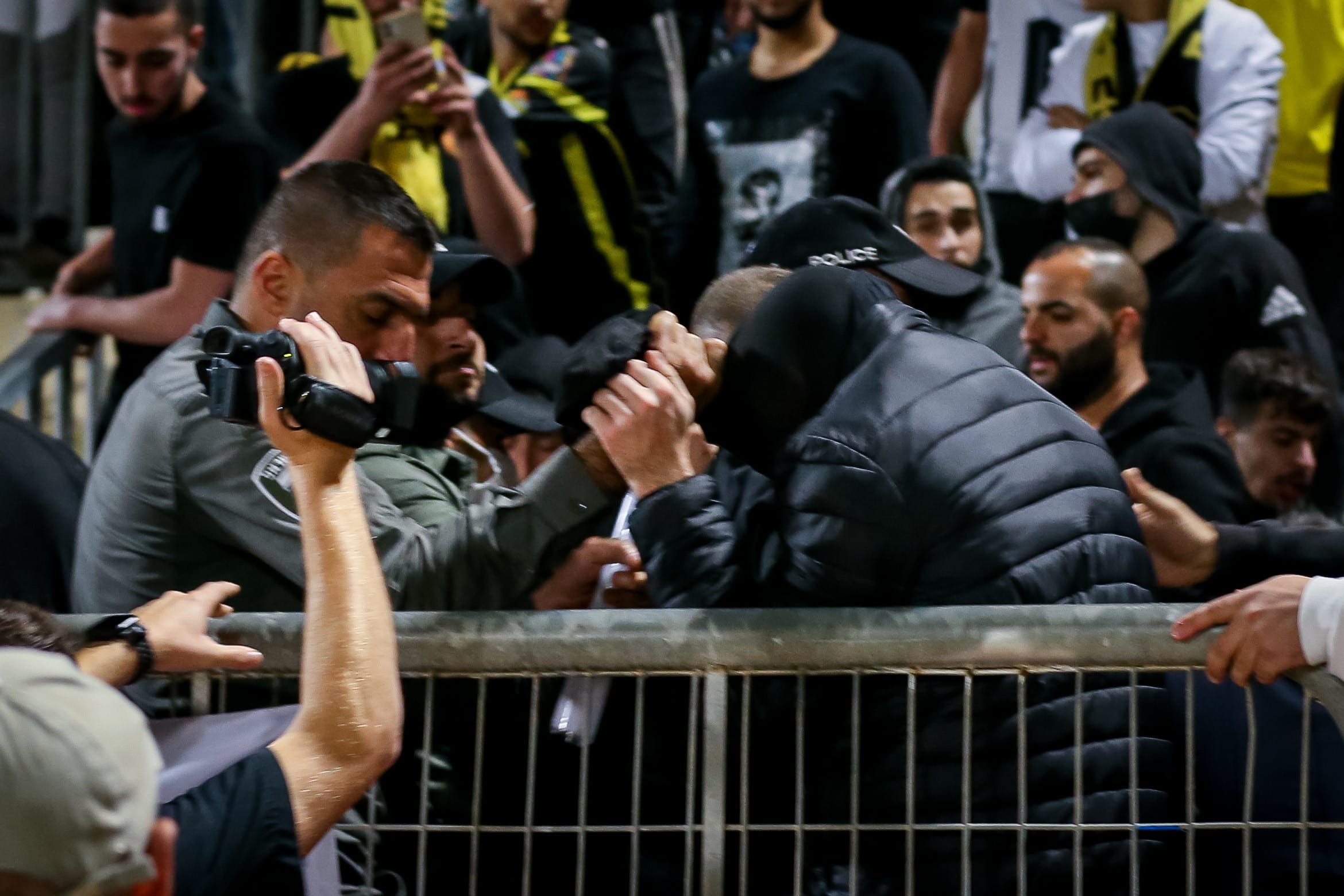 שוטרים ביציע בית"ר ירושלים לאחר המשחק מול בני סכנין