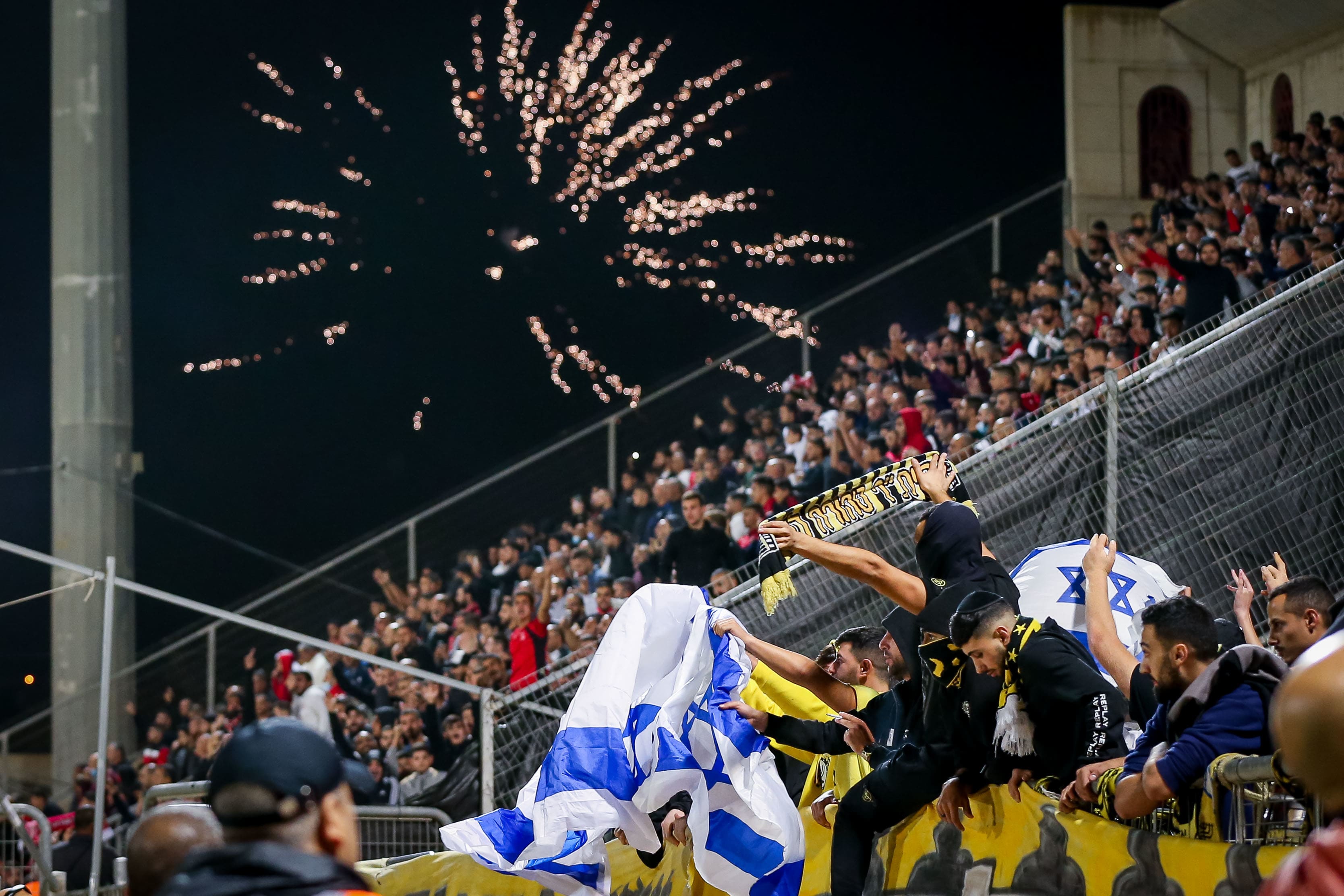 אוהדי בני סכנין חוגגים, אוהדי בית"ר ירושלים מנופפים בדגל ישראל