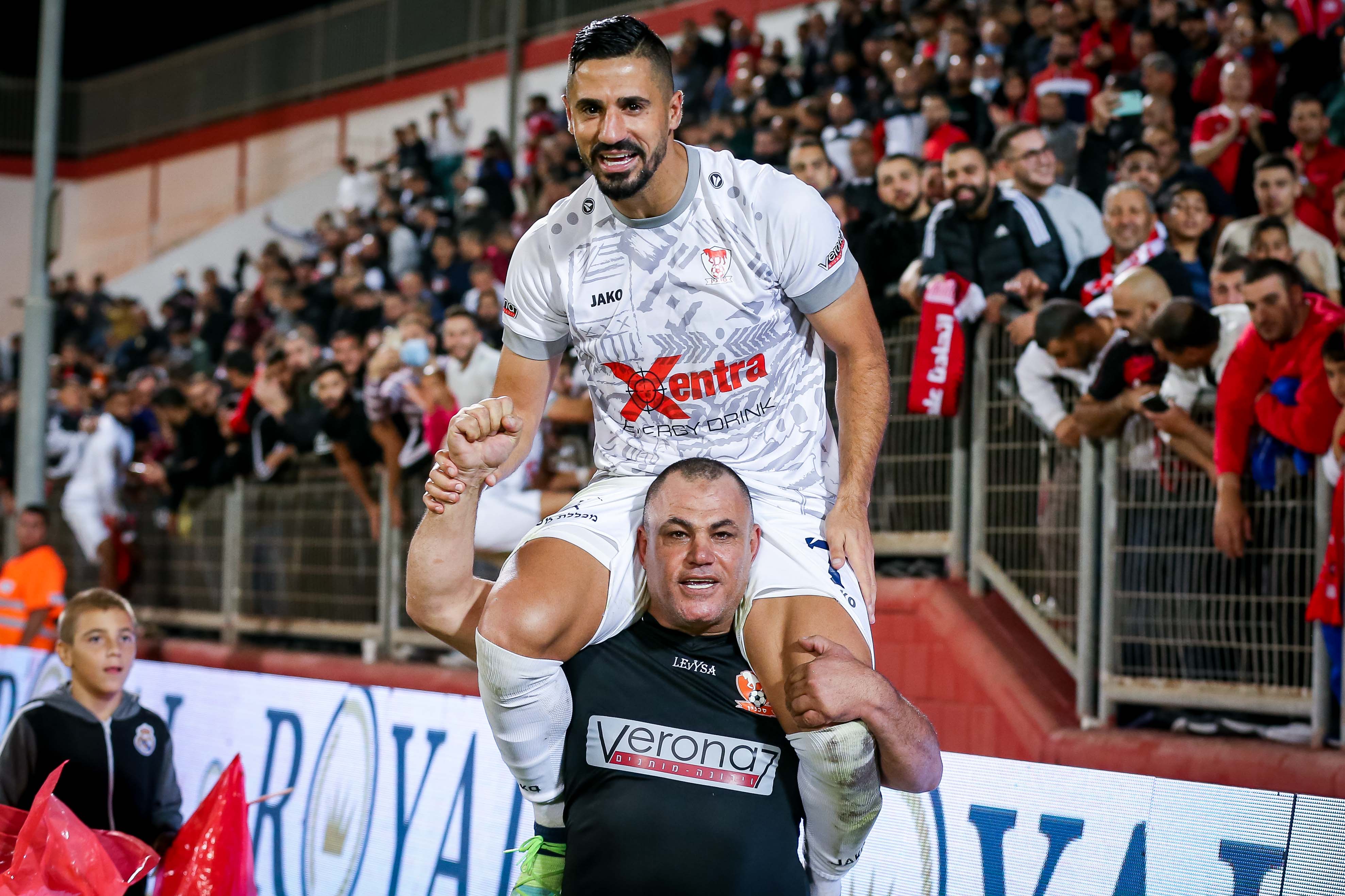 שחקן בני סכנין בירם כיאל מונף על הכתפיים לאחר הניצחון על בית"ר ירושלים