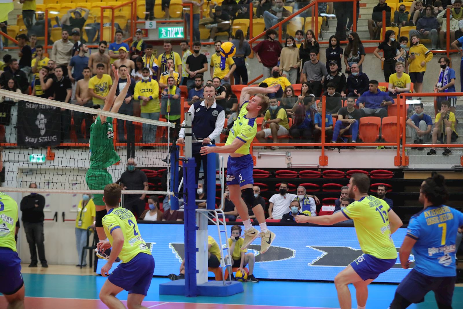 מכבי תל אביב בכדורעף מול פנאתינייקוס