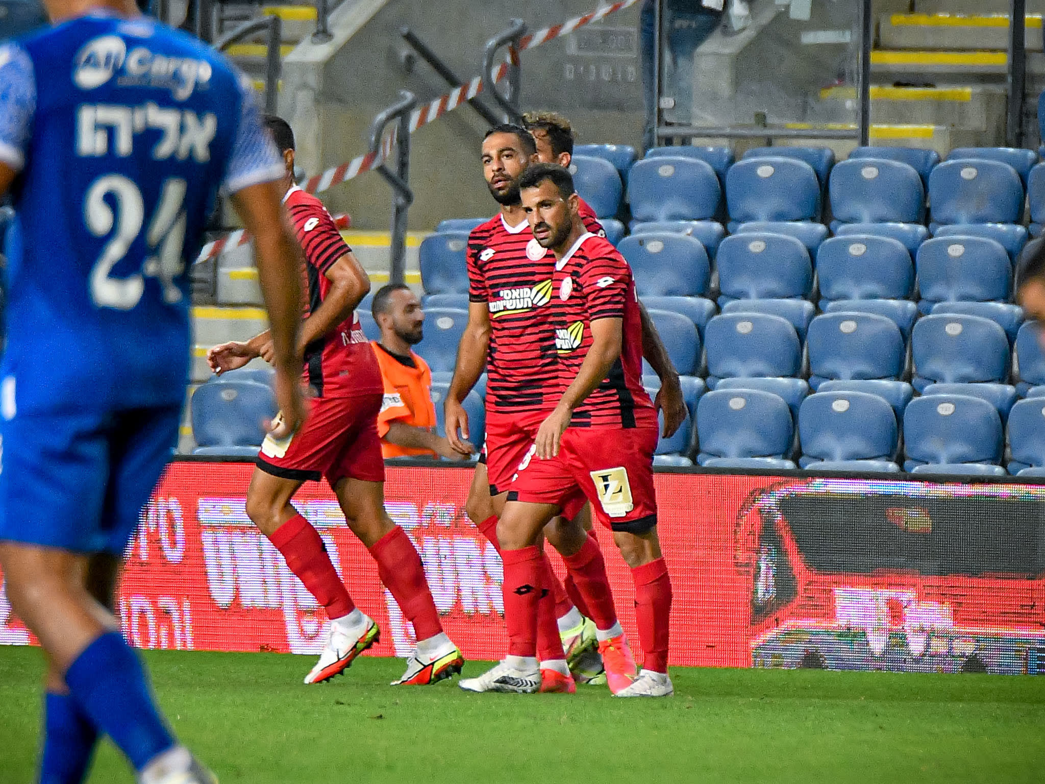 עומר פדידה חוגג עם שחקני הפועל חדרה