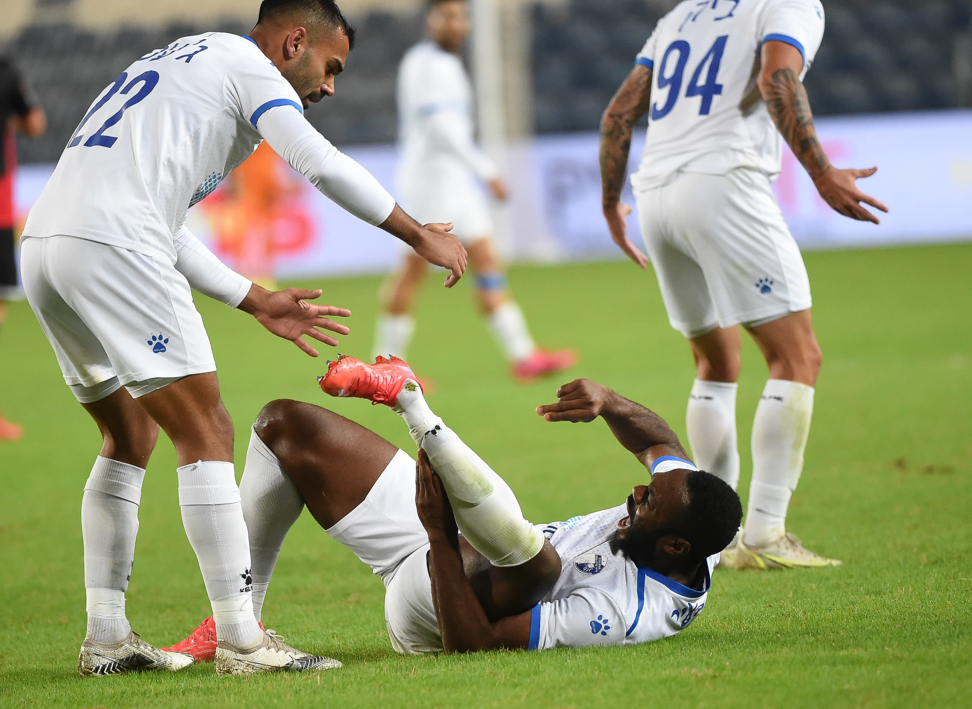 סטפן אקה שחקן עירוני קרית שמונה בפציעה מחרידה, איתו עלא ג'אפר