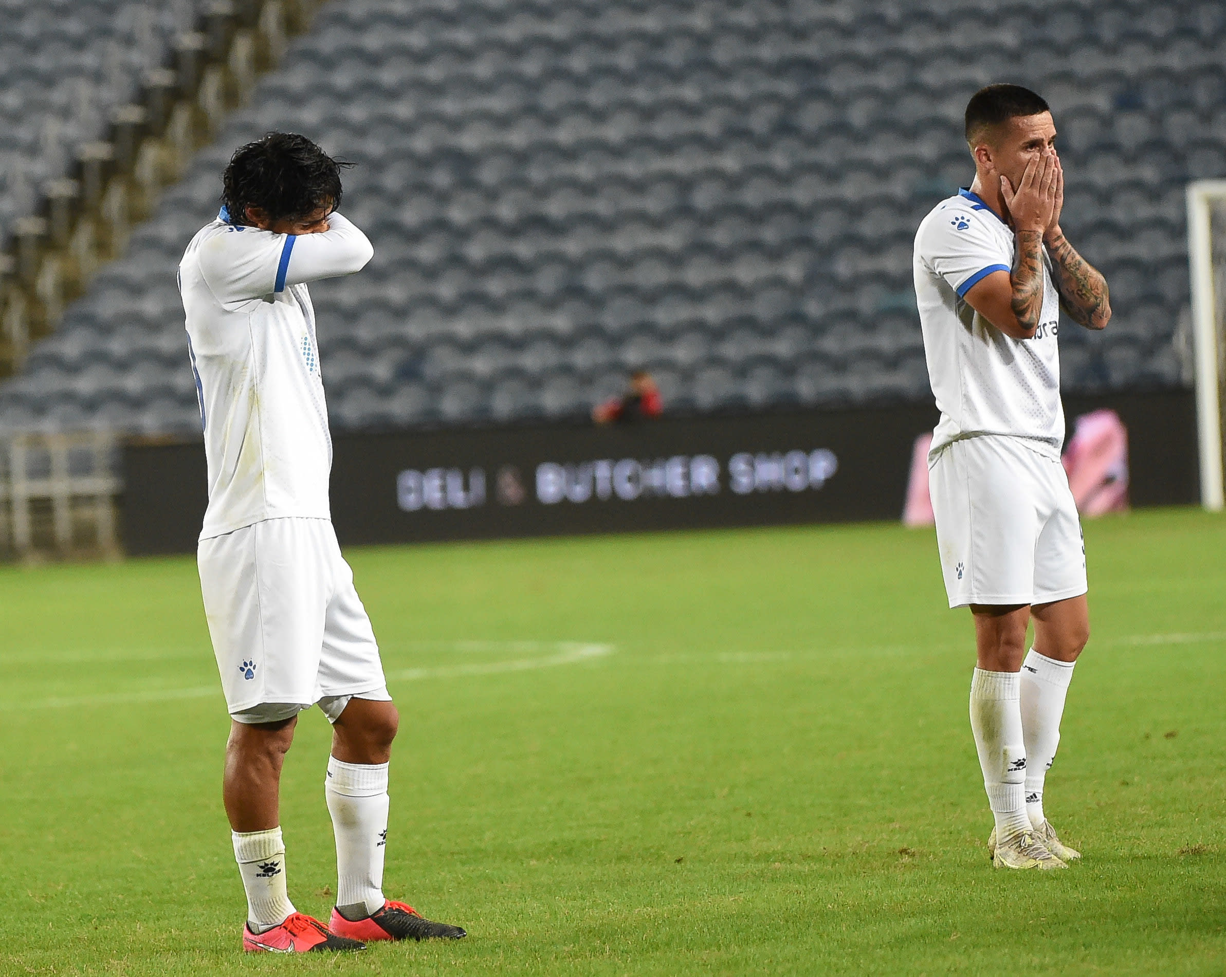 שחקני עירוני קרית שמונה אובידיו ביק, רועי קהת לאחר פציעתו של סטפן אקה