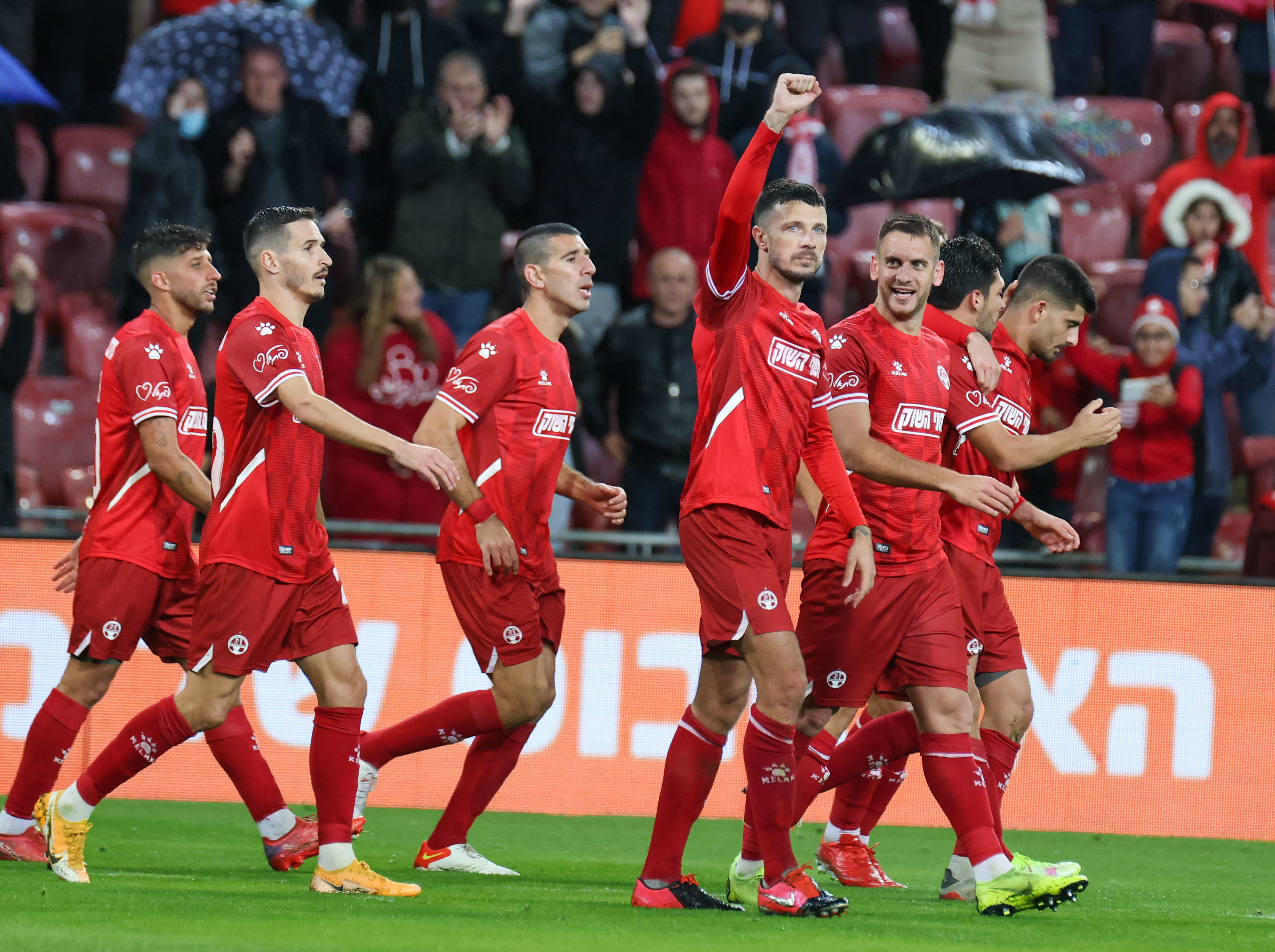 שחקני הפועל באר שבע חוגגים עם ניקיטה רוקאביציה