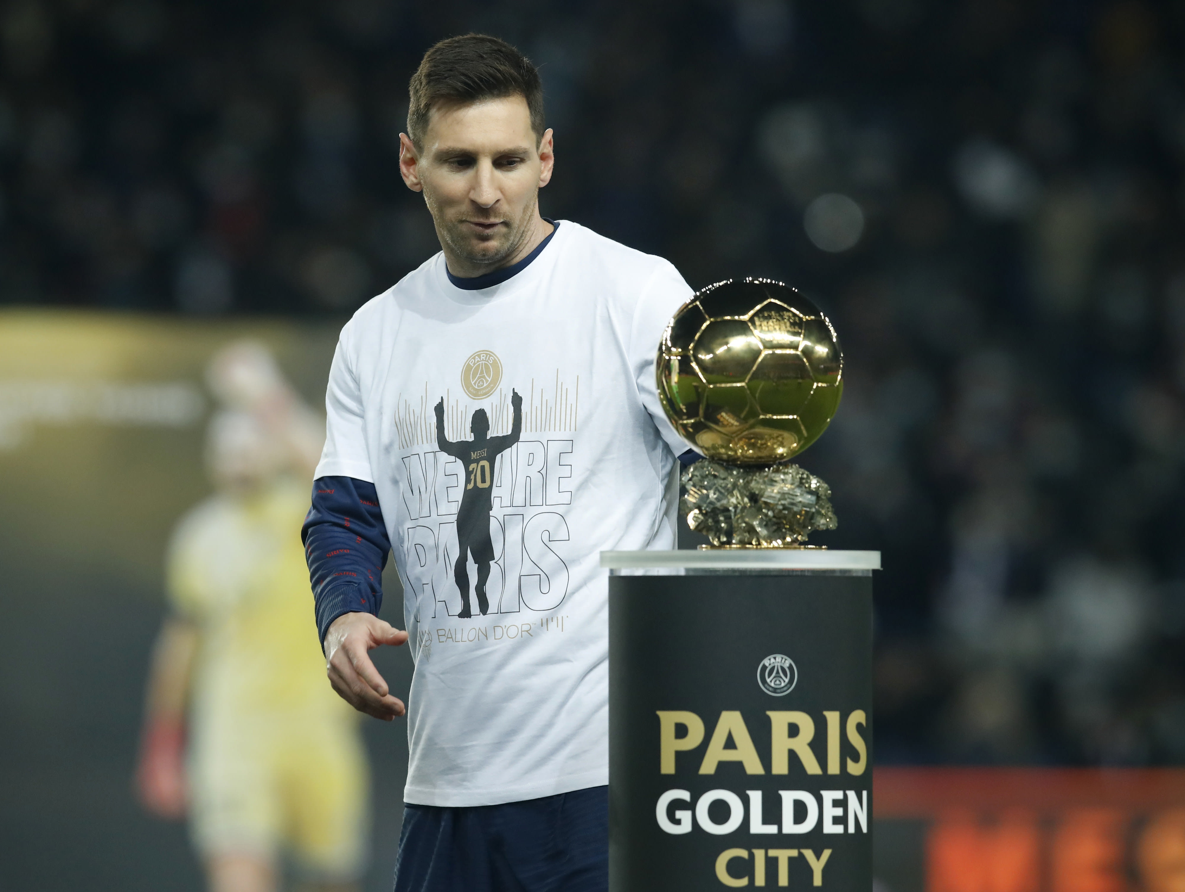 ליאונל מסי שחקן פריז סן ז'רמן מציג את כדור הזהב