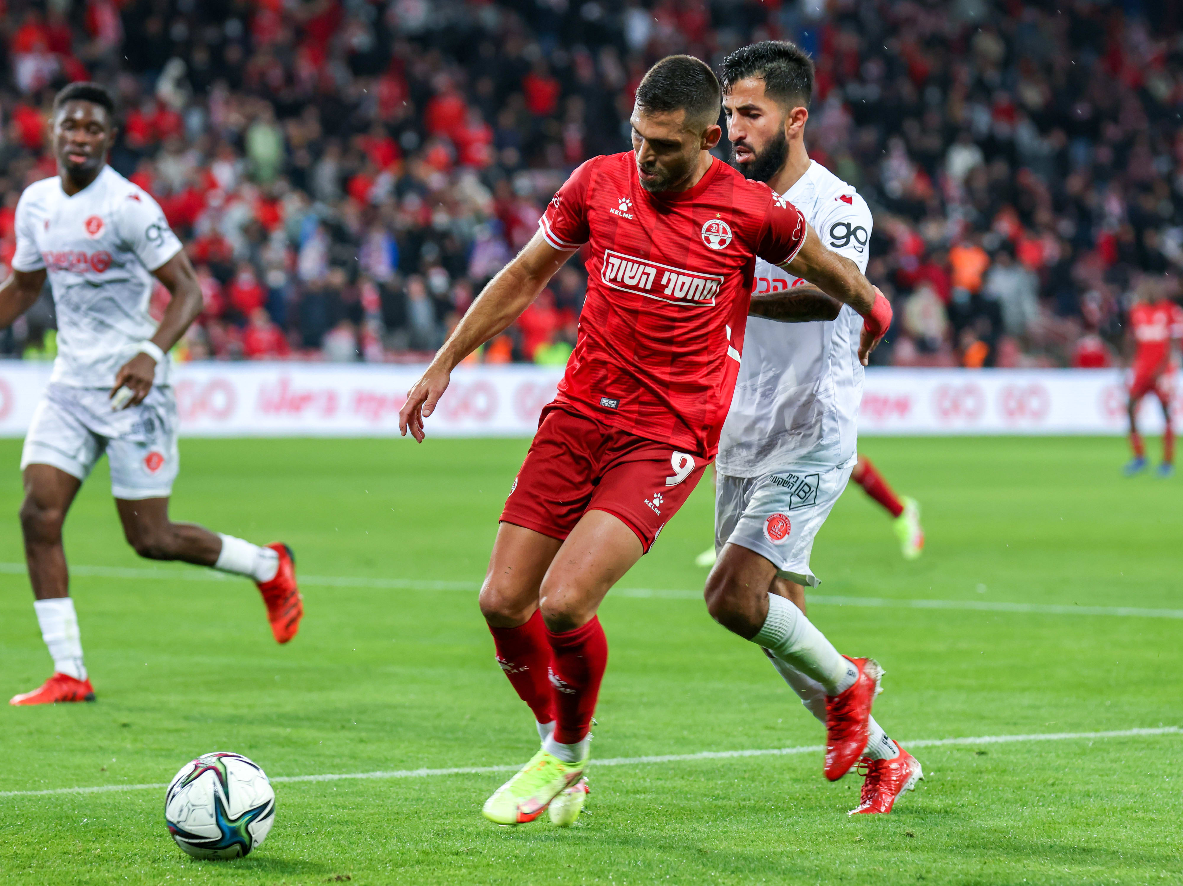 איתי שכטר שחקן הפועל באר שבע לפני בן ביטון שחקן הפועל תל אביב