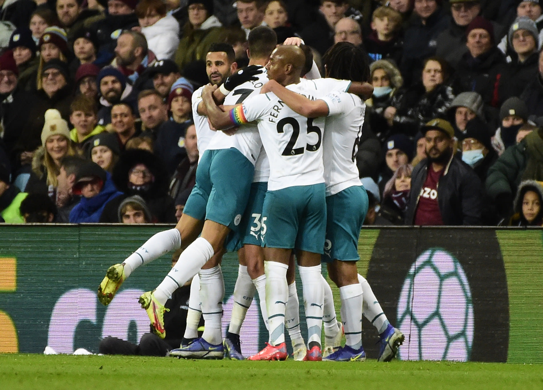 שחקני מנצ'סטר סיטי חוגגים עם רובן דיאס