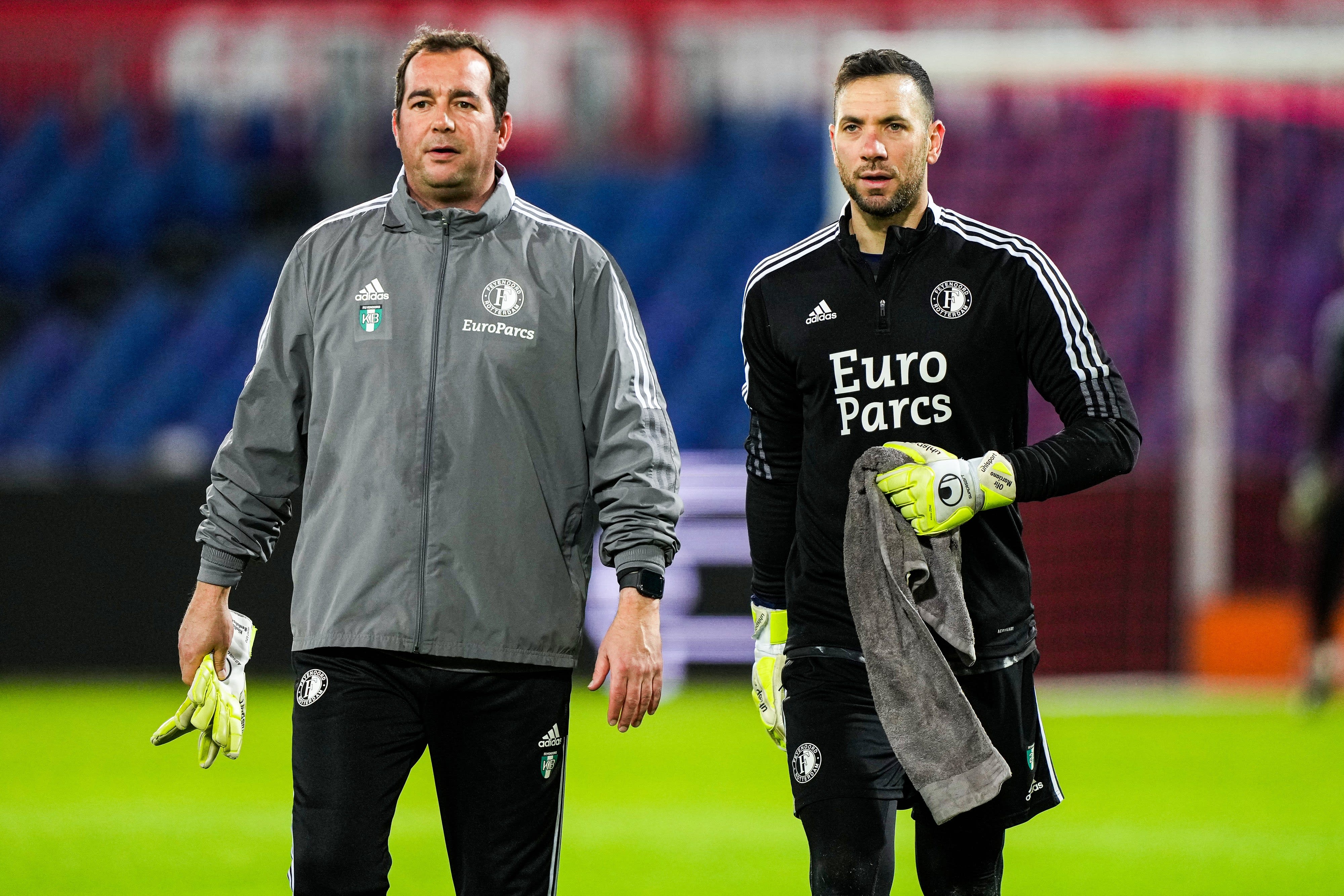 אופיר מרציאנו שוער פיינורד בחימום עם מאמן השוערים חאליד בנלחסן