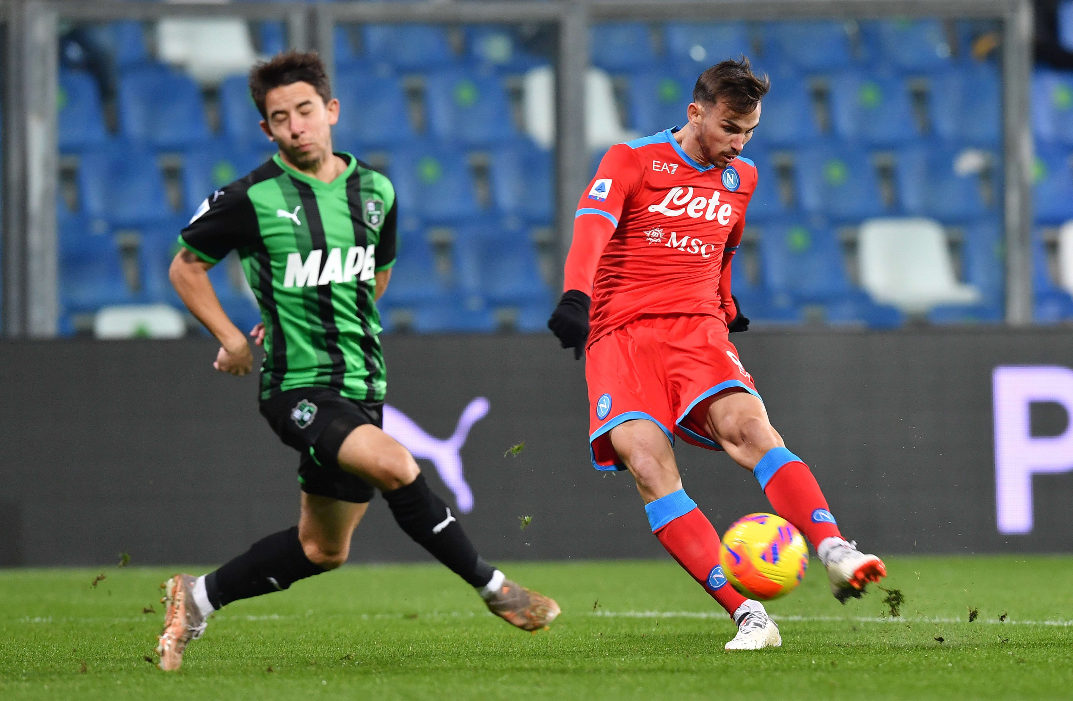 פביאן רואיס שחקן נאפולי בועט לשער