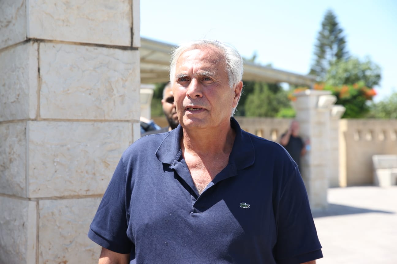 יוסי מזרחי בהלוויה של ויקי פרץ