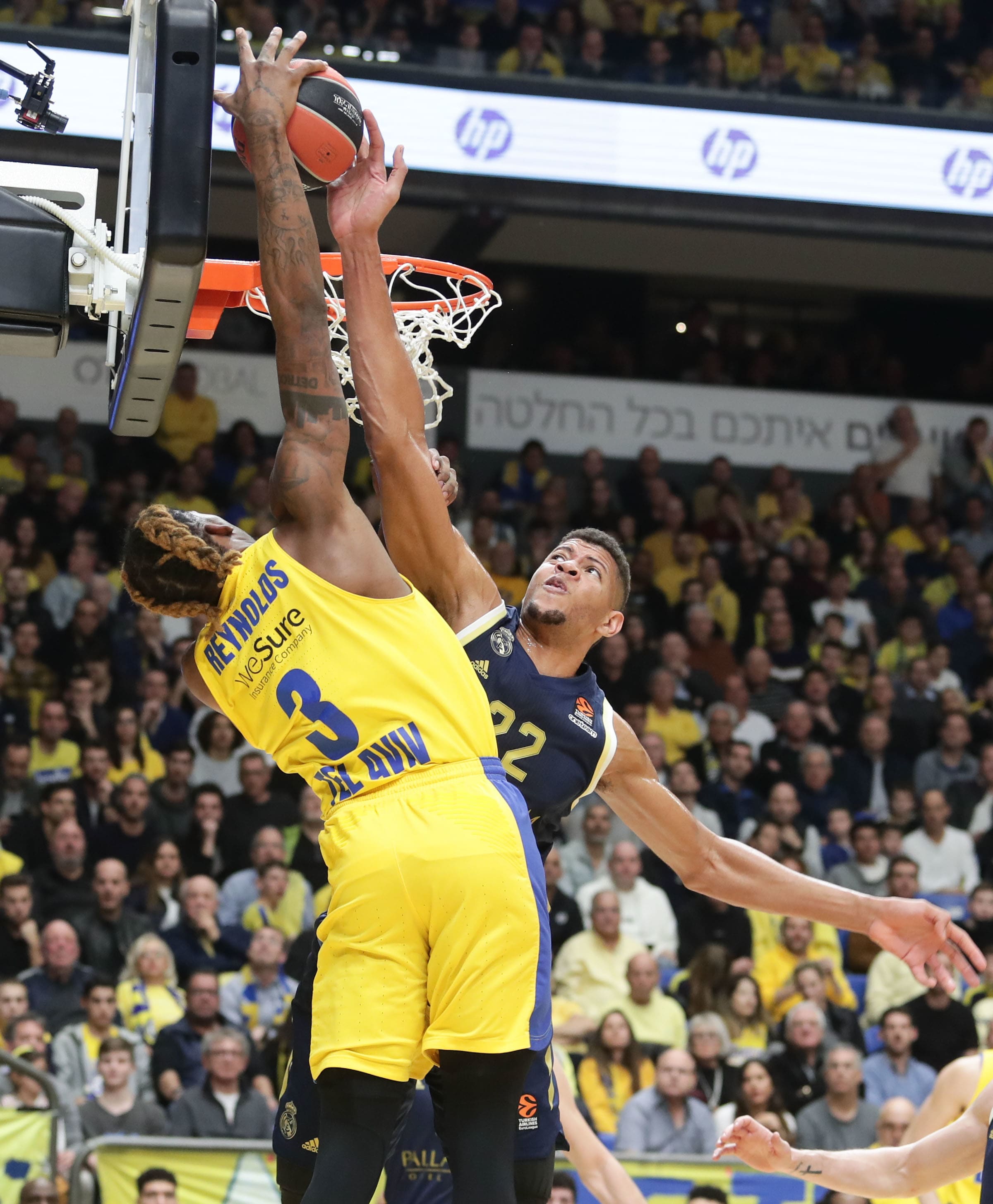 וולטר טבארס שחקן ריאל מדריד חוסם את ג'יילן ריינולדס שחקן מכבי תל אביב