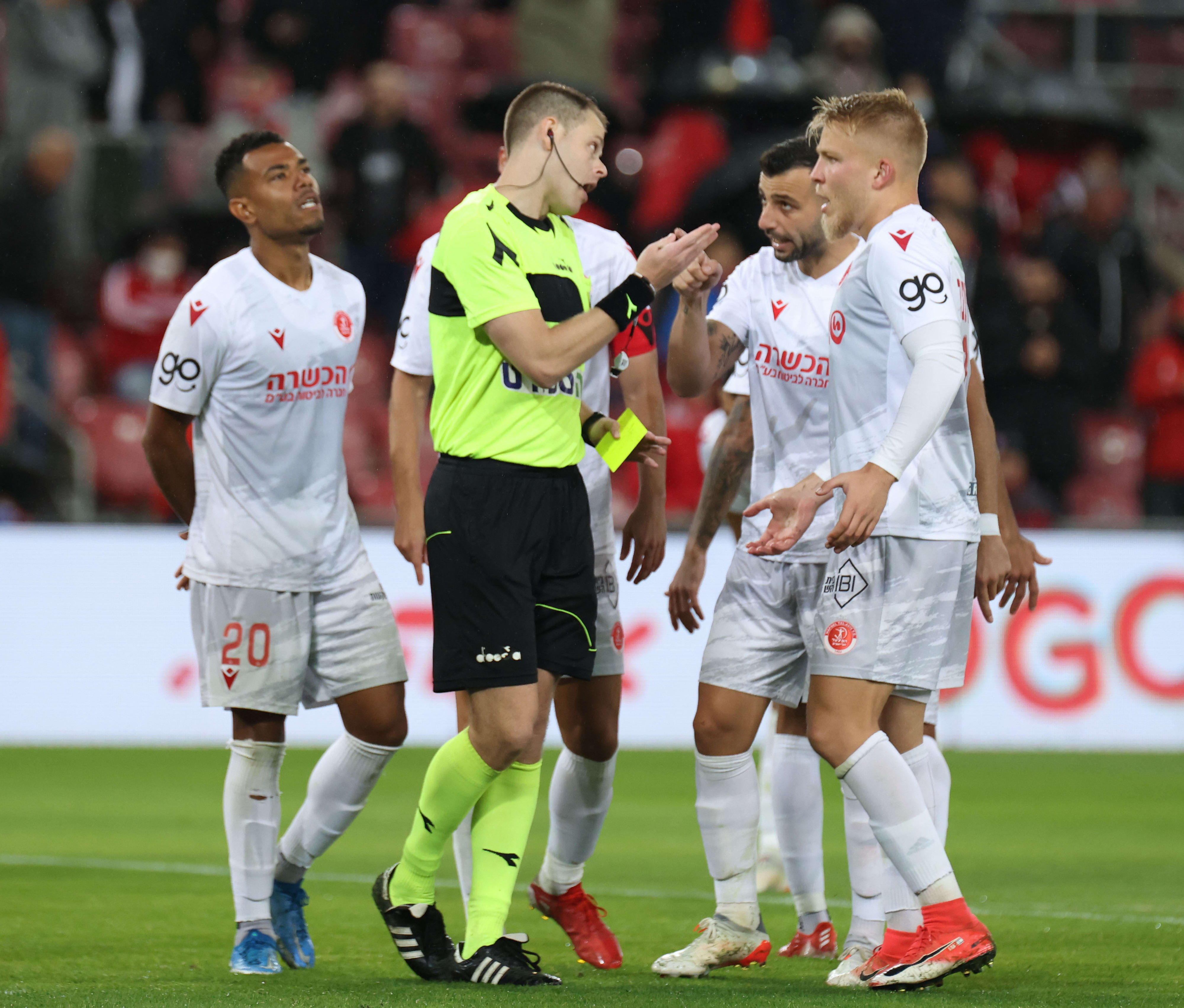 שחקני הפועל תל אביב עם השופט יגאל פריד