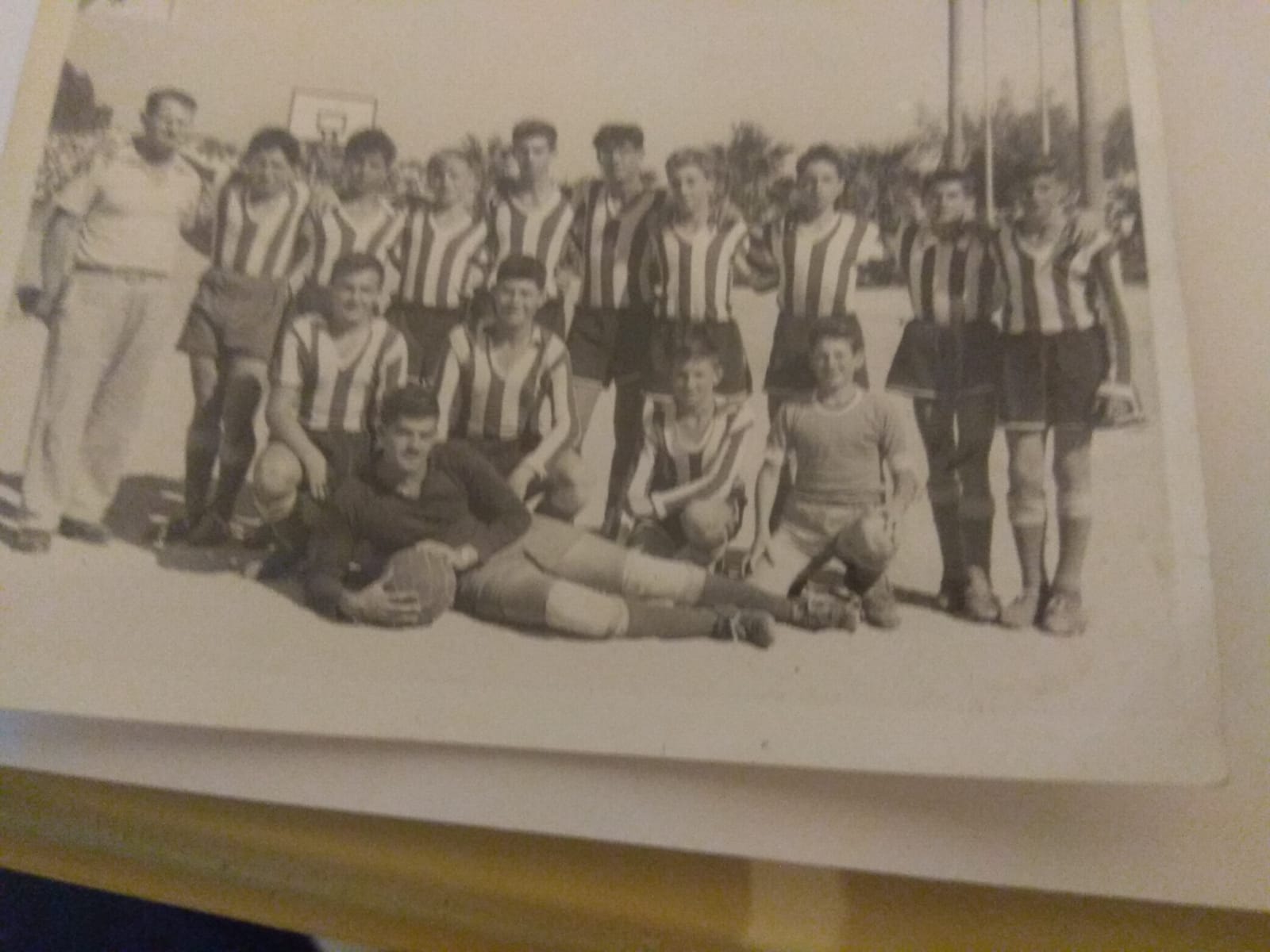 יוחנן וולך כורע שני מימין בקרית ביאליק. השוער הוא ארז בן דב, אביו של אסף בן דב