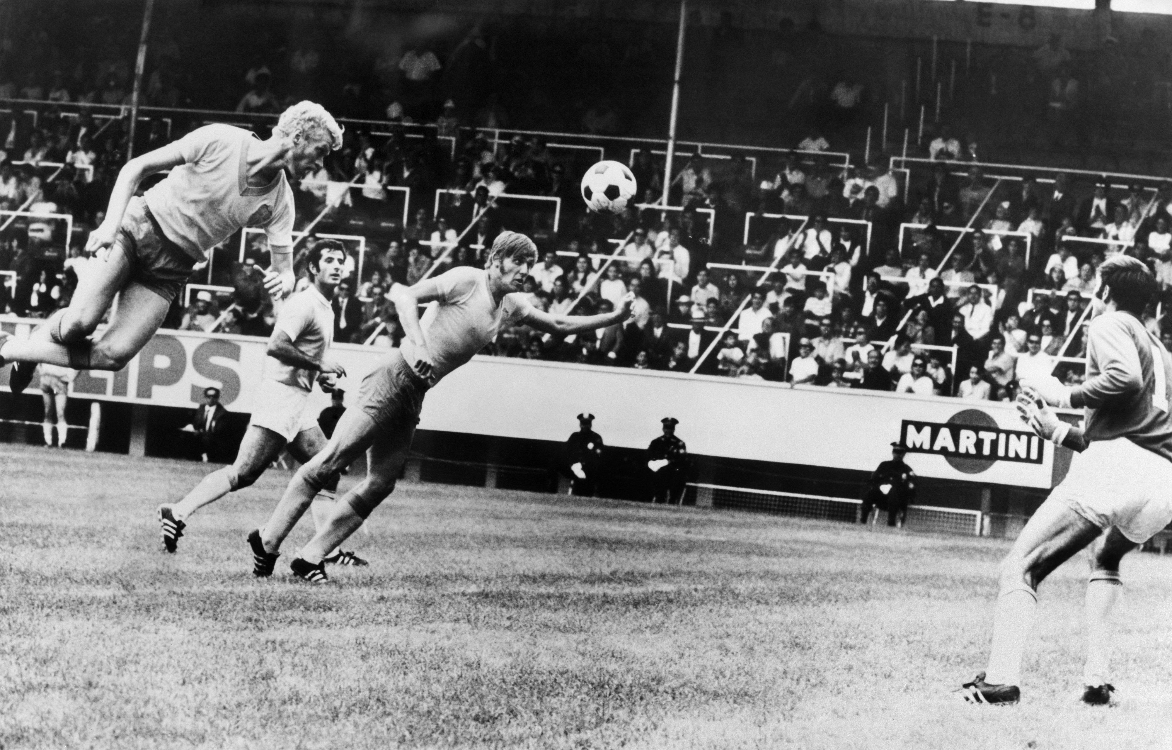 שחקן נבחרת שבדיה טום טורסון מבקיע לרשת נבחרת ישראל