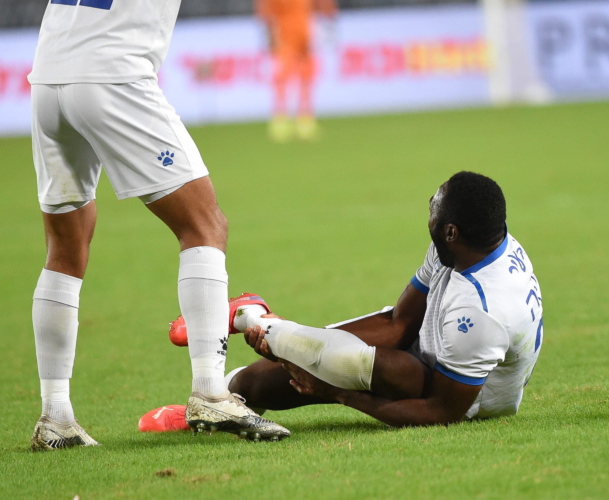 סטפן אקה שחקן עירוני קרית שמונה בפציעה מחרידה