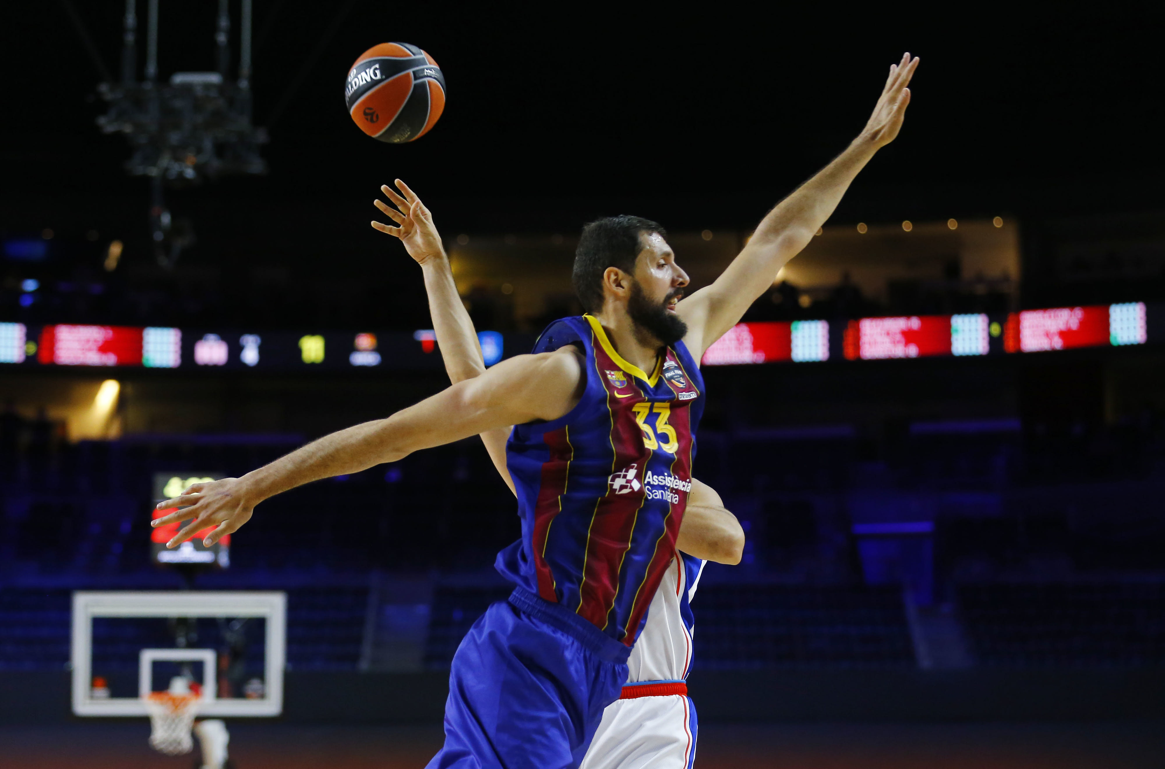 ניקולה מירוטיץ' ברצלונה מול אנאדולו אפס