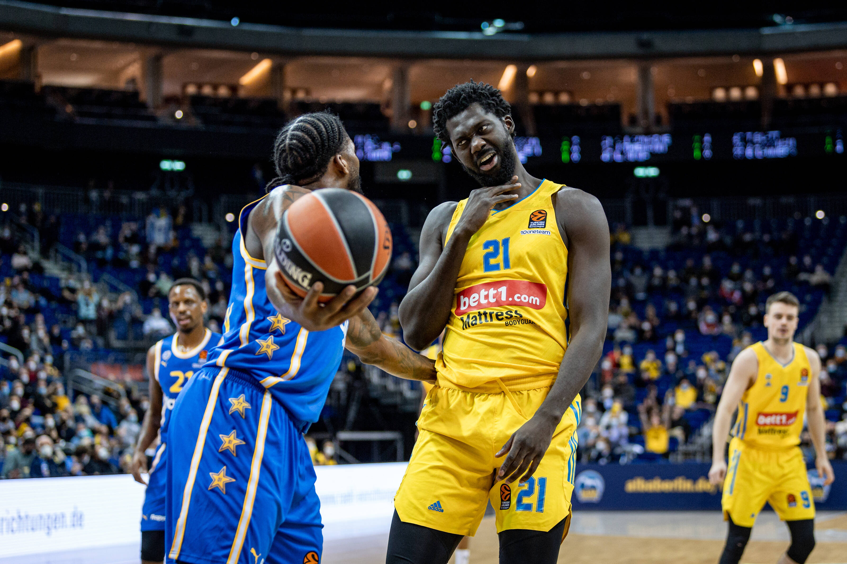 Маккаби тель-авив баскетбол. Баскония тель авив прогноз. Баскетбольный матч. Баскония реал бетис счет матча. Маккаби баскетбол состав.