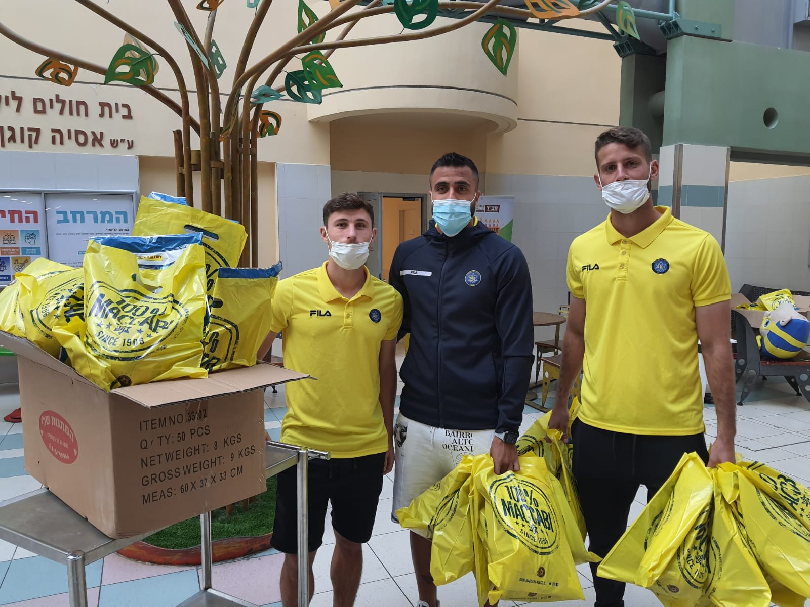 שחקני מכבי תל אביב בפעילות התנדבותית לכבוד חנוכה