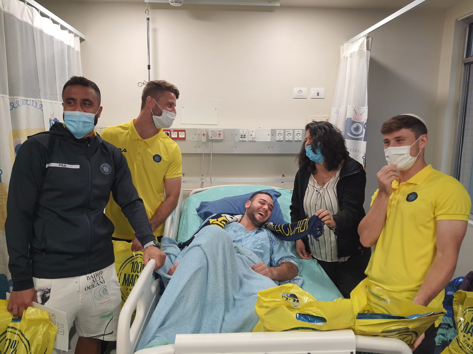 שחקני מכבי תל אביב בפעילות התנדבותית לכבוד חנוכה