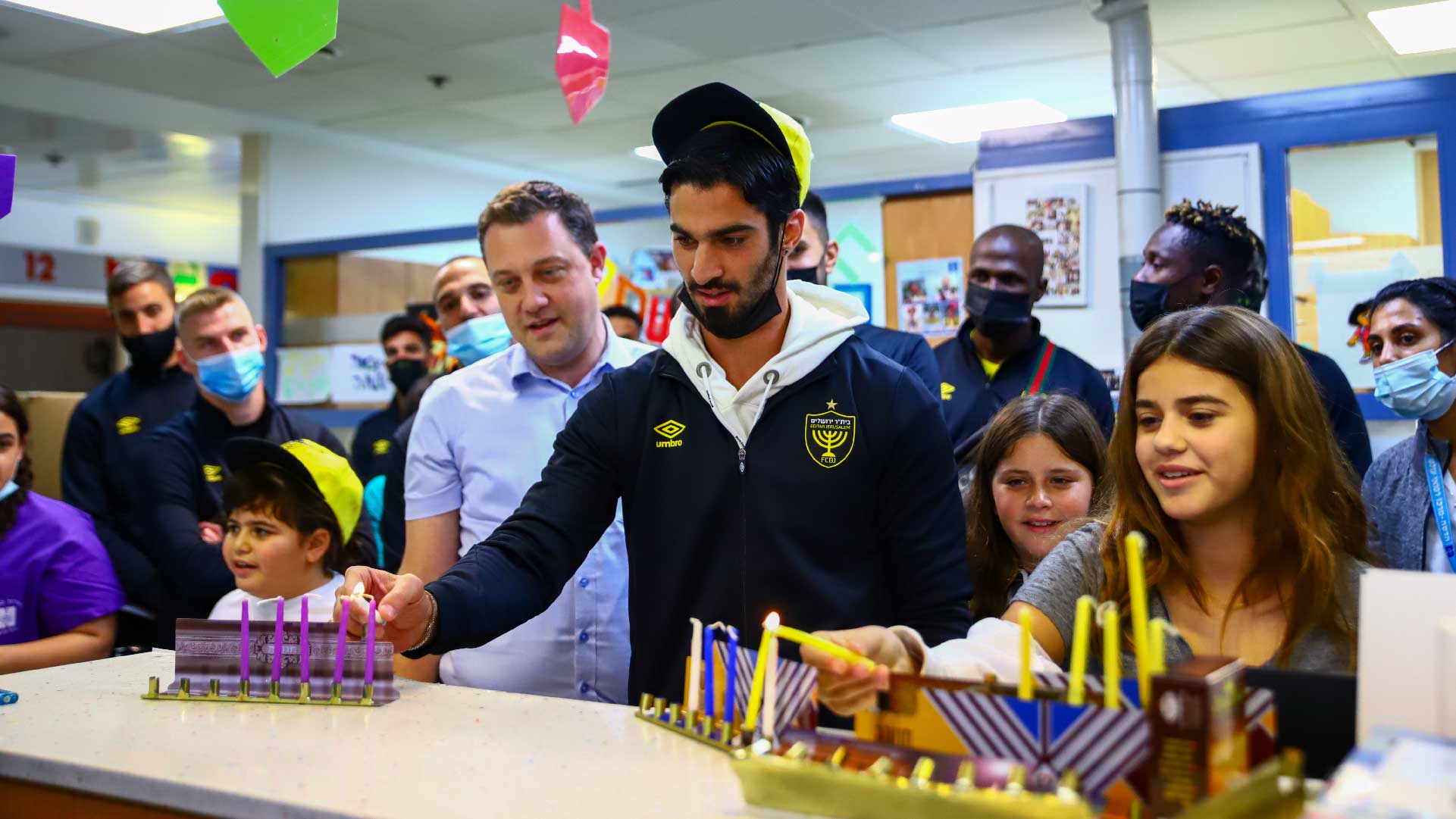 אופיר קריאף, שחקן בית"ר ירושלים בביקור בבית החולים הדסה עין כרם