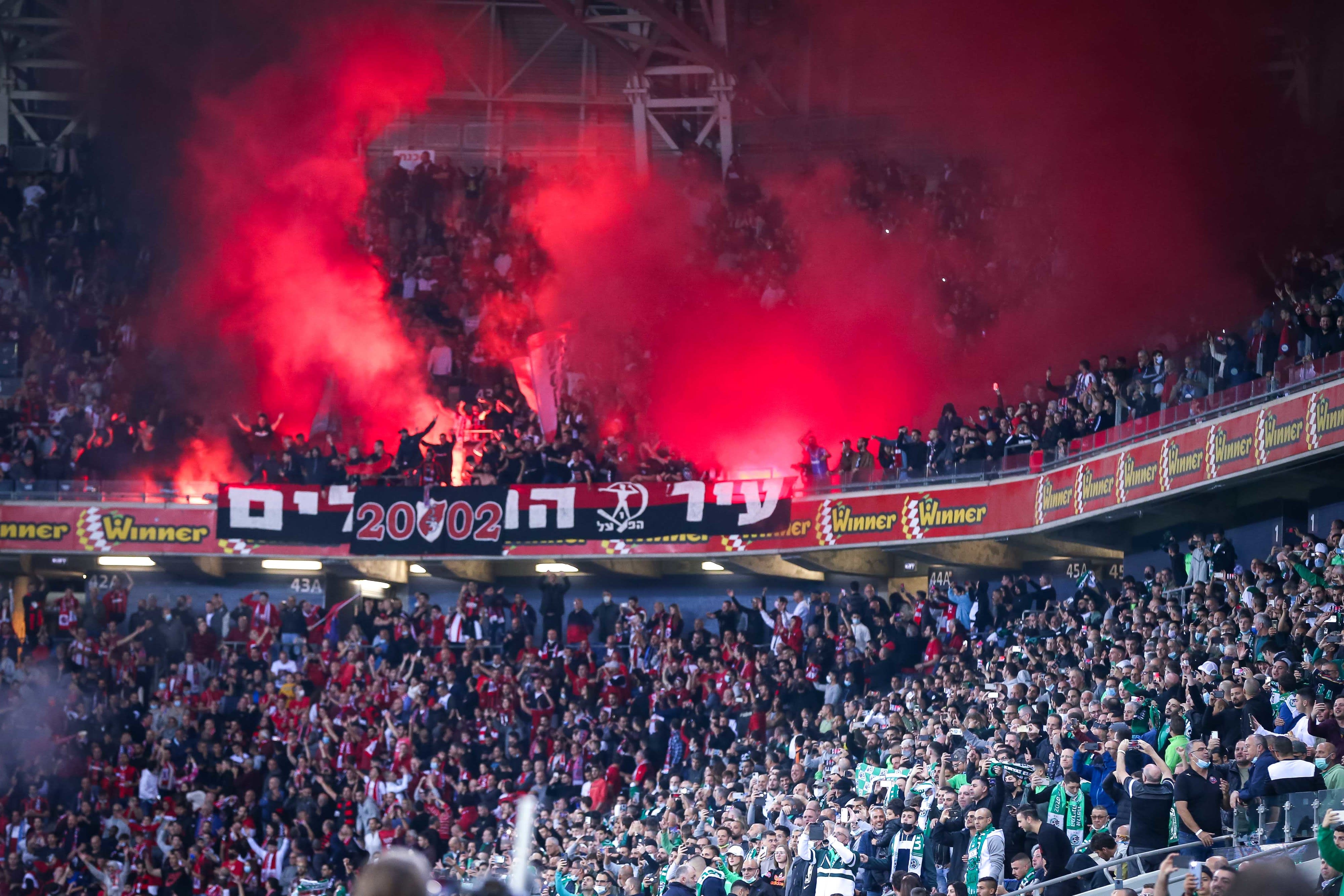 אבוקות ביציע אוהדי הפועל חיפה בדרבי