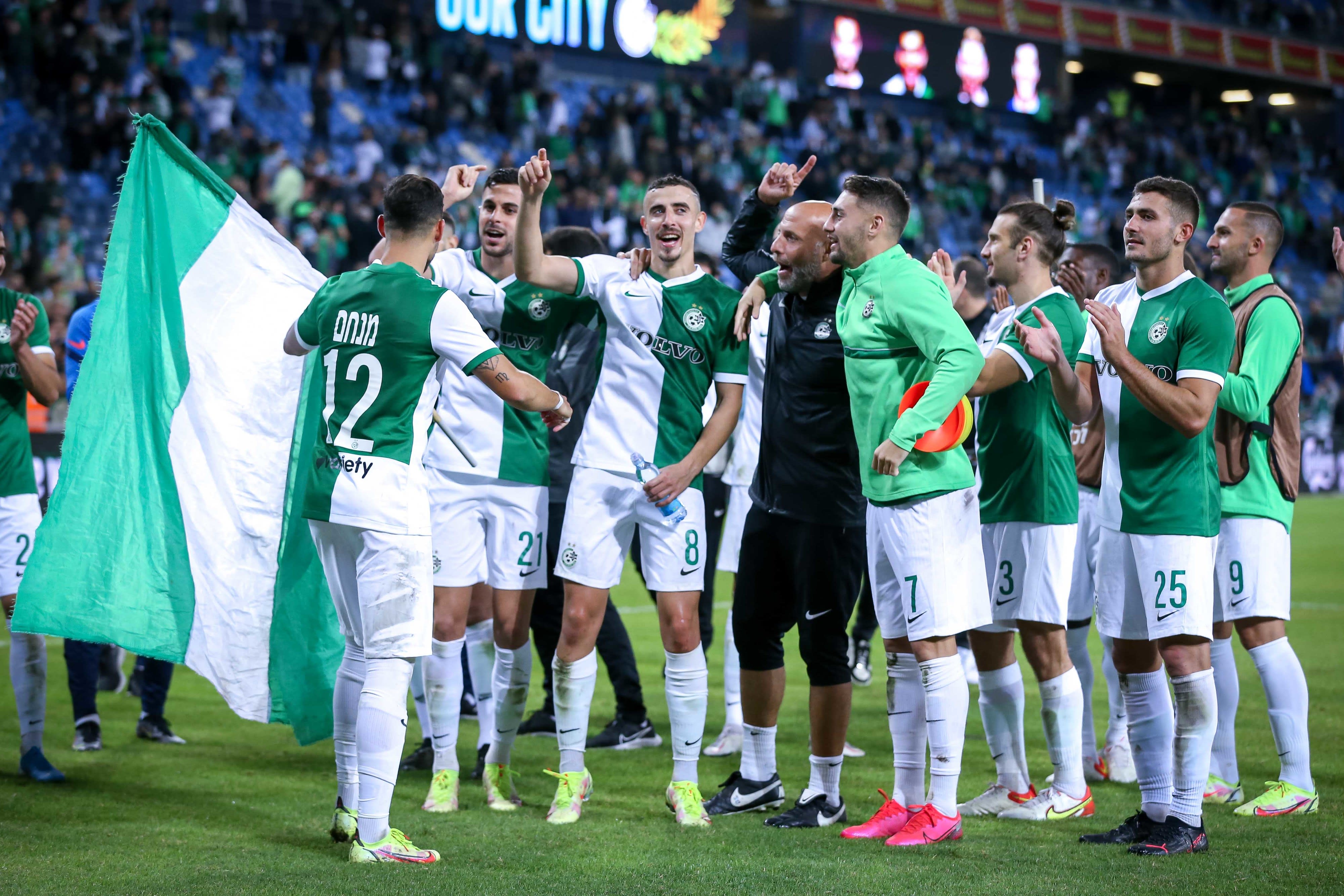 דולב חזיזה חוגג עם שחקני מכבי חיפה