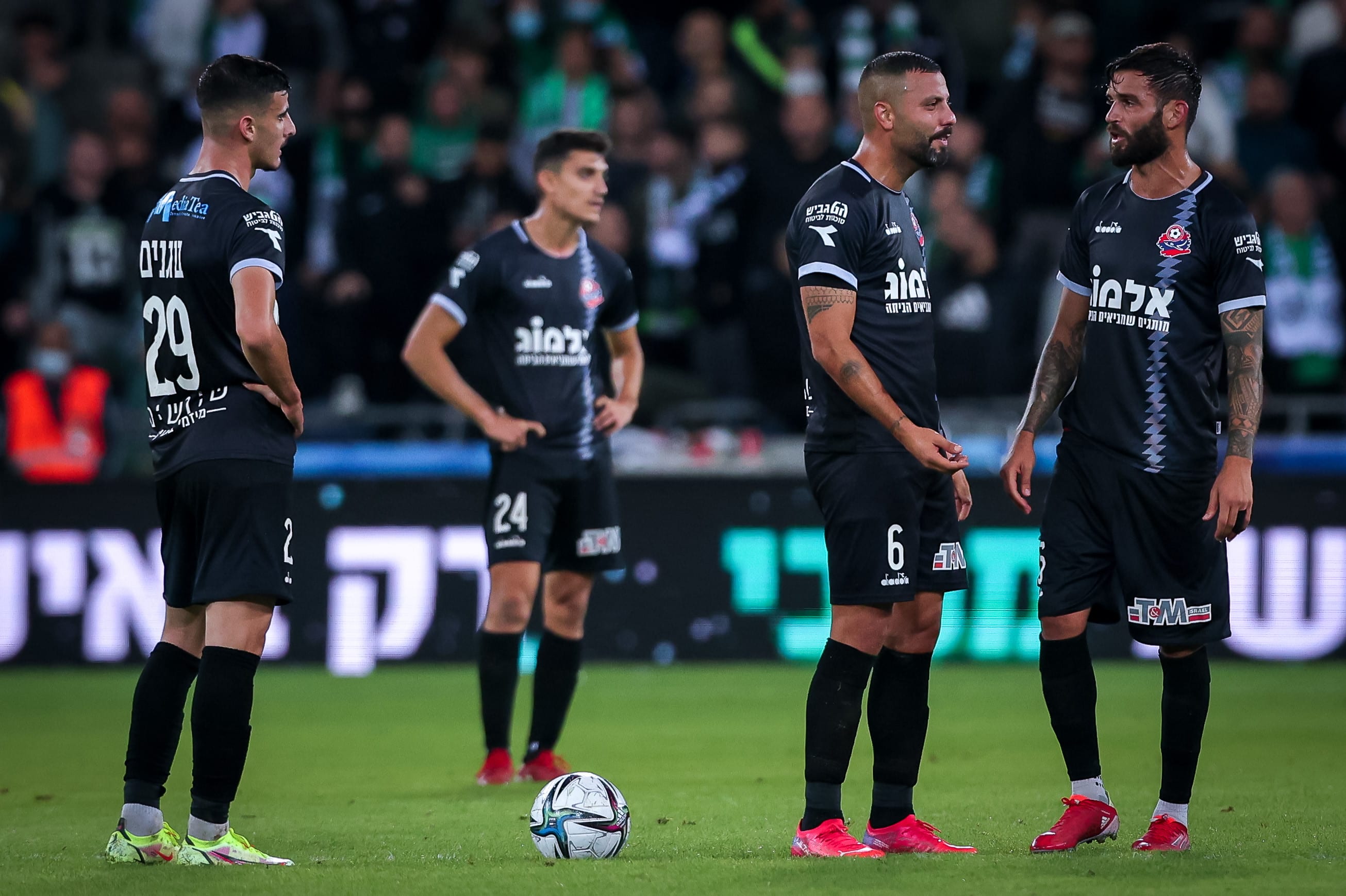 שחקני הפועל חיפה מאוכזבים נגד מכבי חיפה