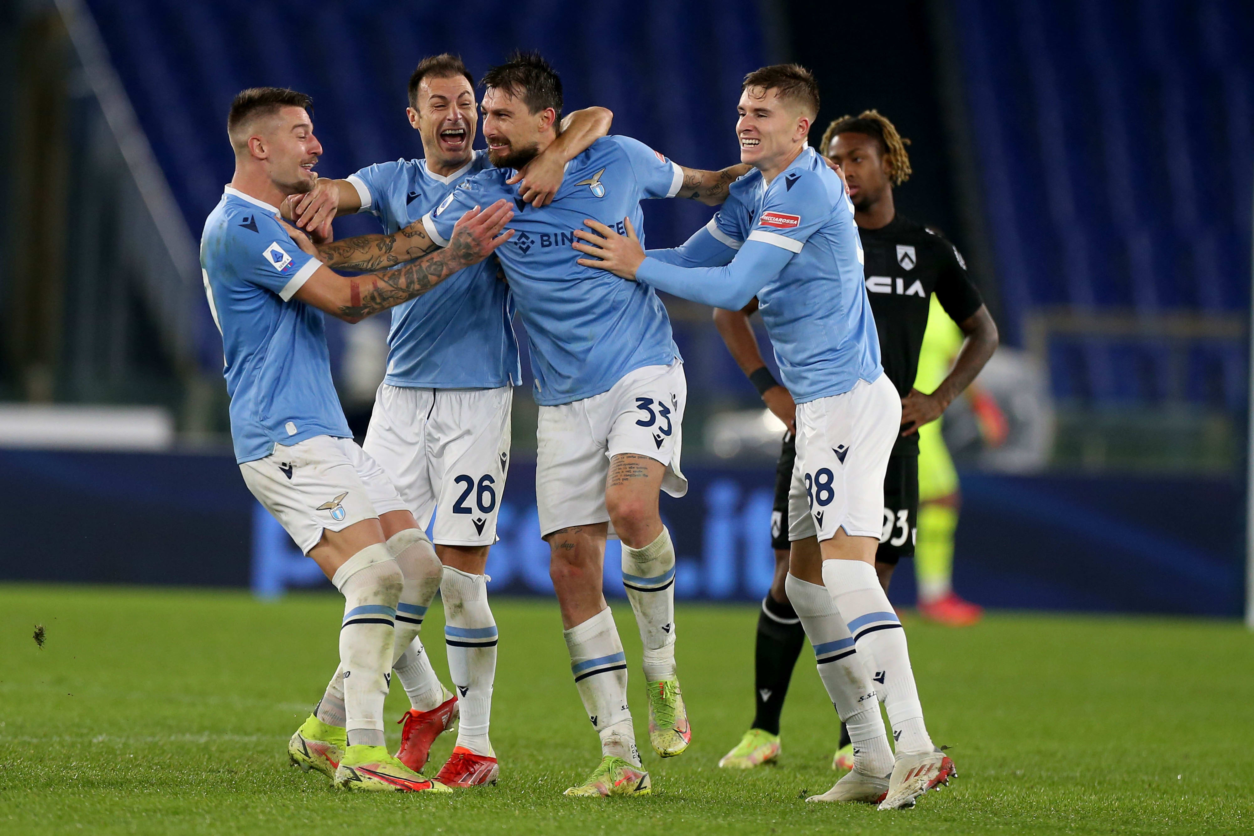 שחקני לאציו חוגגים עם פרנצ'סקו אצ'רבי