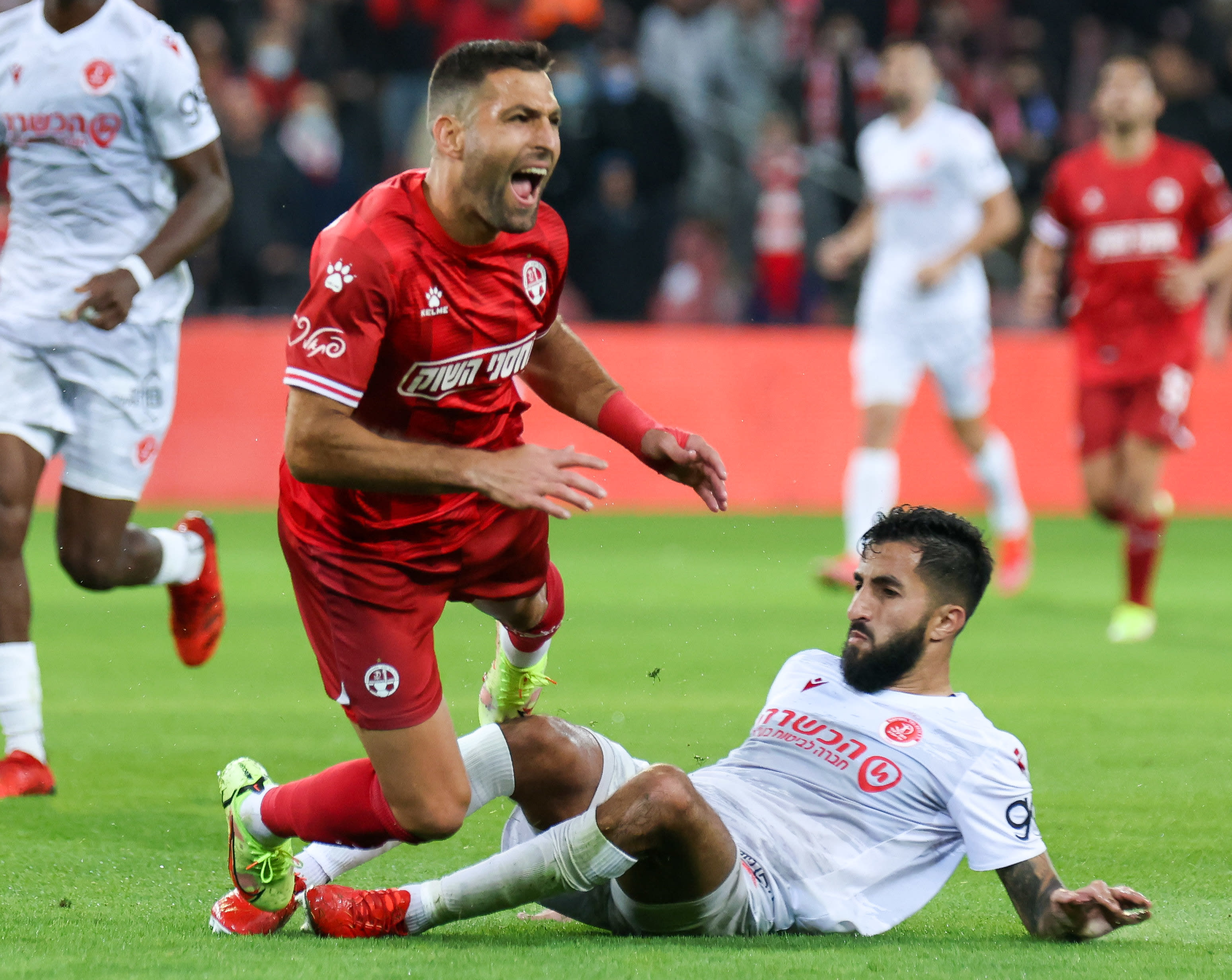 איתי שכטר שחקן הפועל באר שבע מוכשל על ידי בן ביטון שחקן הפועל תל אביב