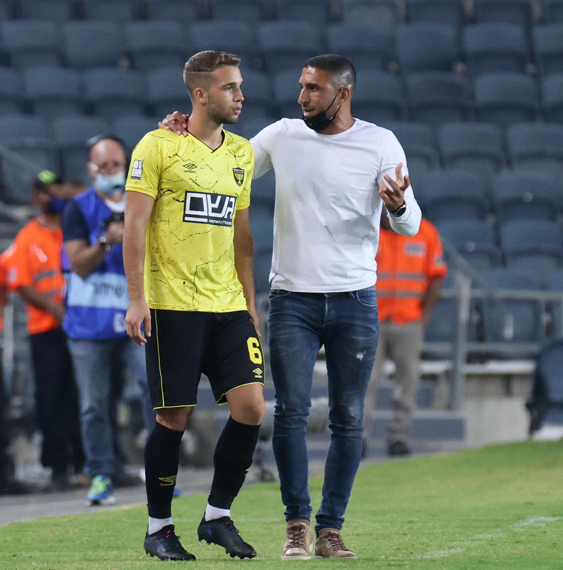 שחקן בית"ר ירושלים, אביאל זרגרי עם עוזר המאמן, גל כהן