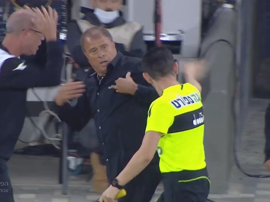 מתי יעקובוב דוחף את מאמן הפועל חיפה אלישע לוי