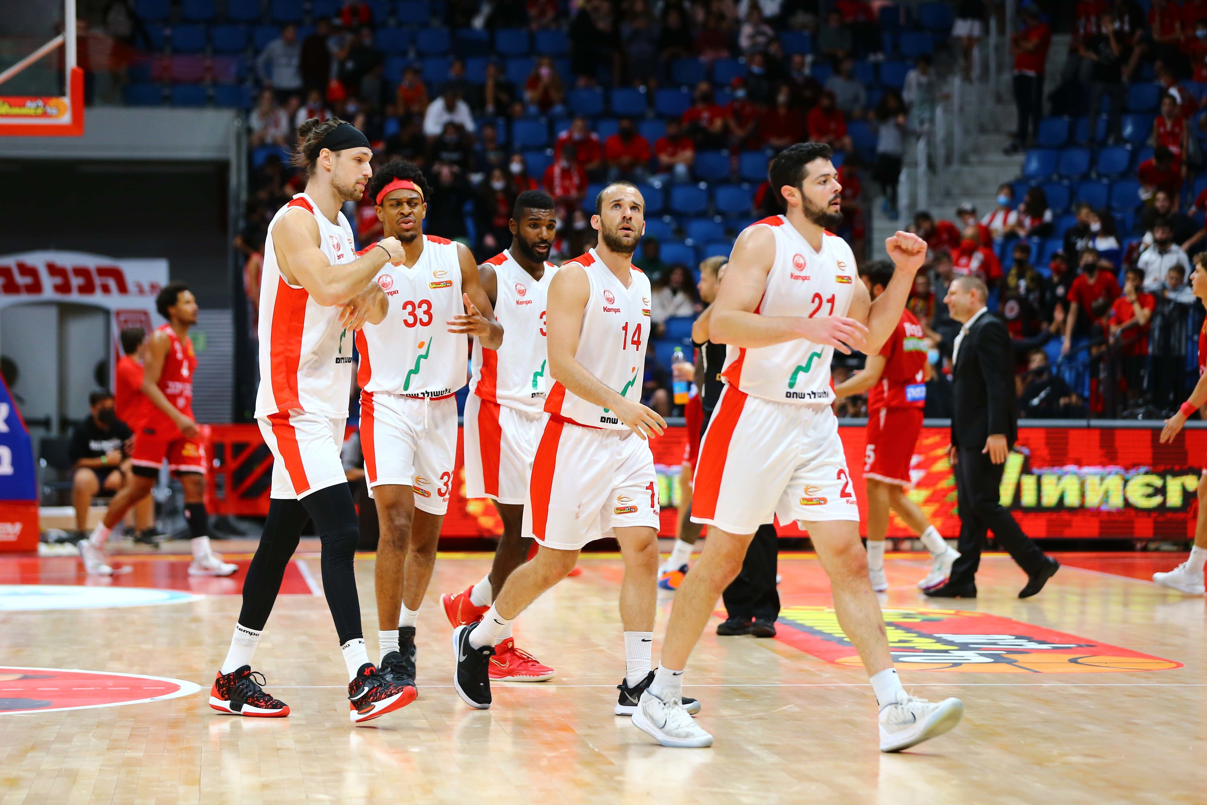 שחקן הפועל באר שבע בכדורסל טראוויס ווריק עם בן אייזנהרט, נטע סגל