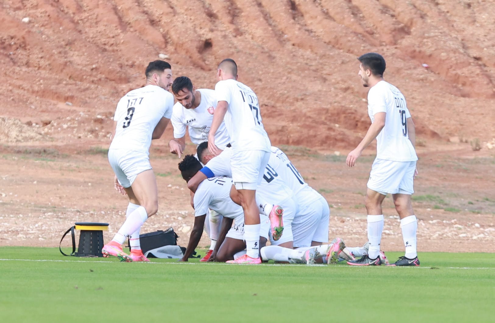 שחקני הפועל אום אל פאחם חוגגים עם עמנואל סמדיה